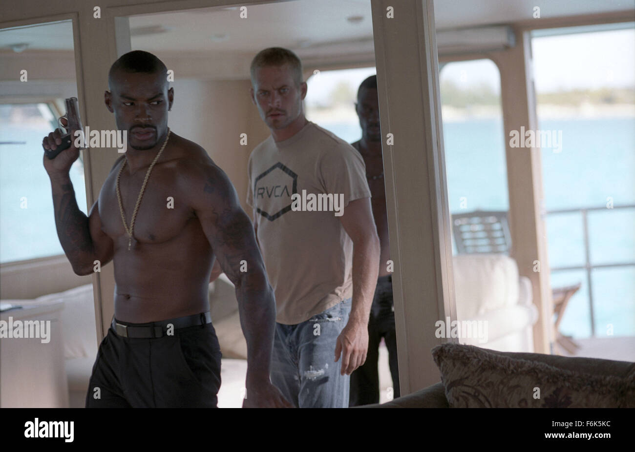 Erscheinungsdatum: 30. September 2005. FILMTITEL: Ins blaue. STUDIO: Columbia Pictures. PLOT: Eine Gruppe von Tauchern finden sich in der tiefen Mühe mit einem Drogenbaron nachdem sie auf die illegalen Ladung eines versunkenen Flugzeug kommen. Im Bild: TYSON BECKFORD als Primo und PAUL WALKER als Jared. Stockfoto