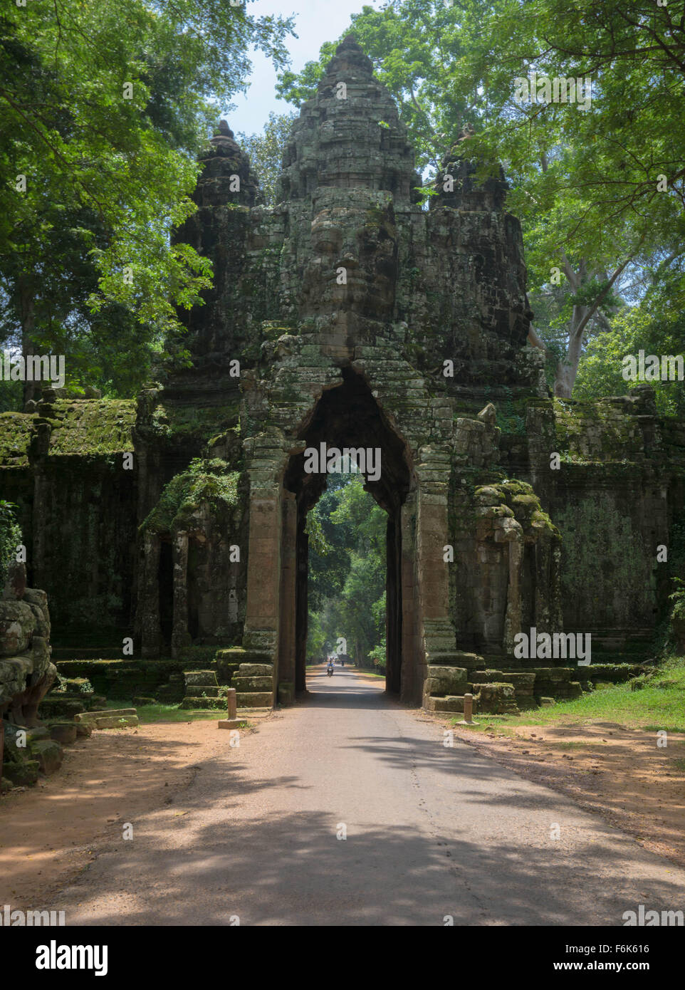 Angkor, Kambodscha: Das wunderschöne Gesicht Nordtor von Angkor Thom. Stockfoto