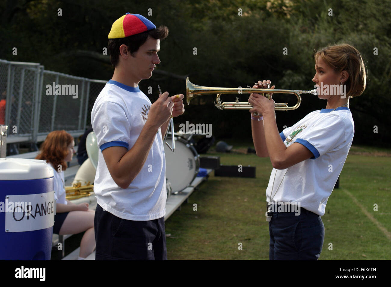 VERÖFFENTLICHT: 26. Dezember 2005.  FILMTITEL: AMERICAN PIE präsentiert Band Camp.  Bild: diesmal werden der Fokus auf Matt Stifler, jüngerer Bruder von Steve Stifler, wie Matt an Band-Camp für den Sommer gesendet wird wenn er Ausweisung aus der Schule Gesichter. Zunächst Matt wird versuchen, das Lager mit versteckten Kameras zu machen das Set für sein eigenes "Girls Gone Wild" Typ Video Draht, aber wenn er für Kollegen Campie Elyse fällt, seine Bemühungen, seine Stiffmeister Wege zu ersticken werden sicherlich erfüllen mit komischen Ergebnissen.  Bild: TAD HILGENBRINK als Matt Stifler und ARIELLE KEBBEL als Elyse in der Comic-Film "A Stockfoto