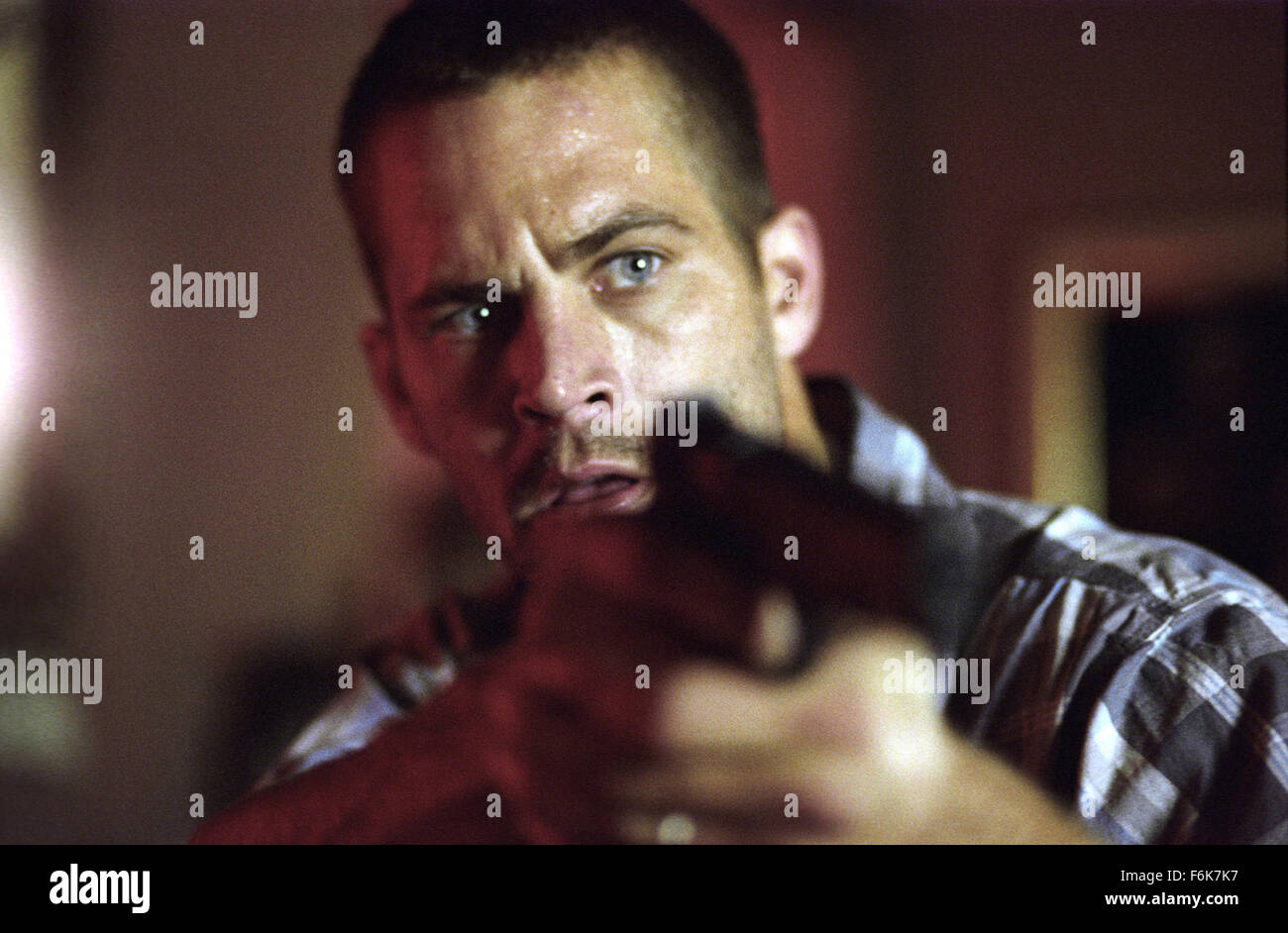 12. Januar 2006; Hollywood, Kalifornien, USA; Bild von Direktor Wayne Kramer Krimi-Drama "Running Scared" Darsteller PAUL WALKER als Joey Gazelle. Release-Datum wurde am Februar 24, 2006. Obligatorische Credit: Foto von J Clifford/New Line Cinema. (Ac) Copyright 2006 von mit freundlicher Genehmigung von New Line Cinema Stockfoto