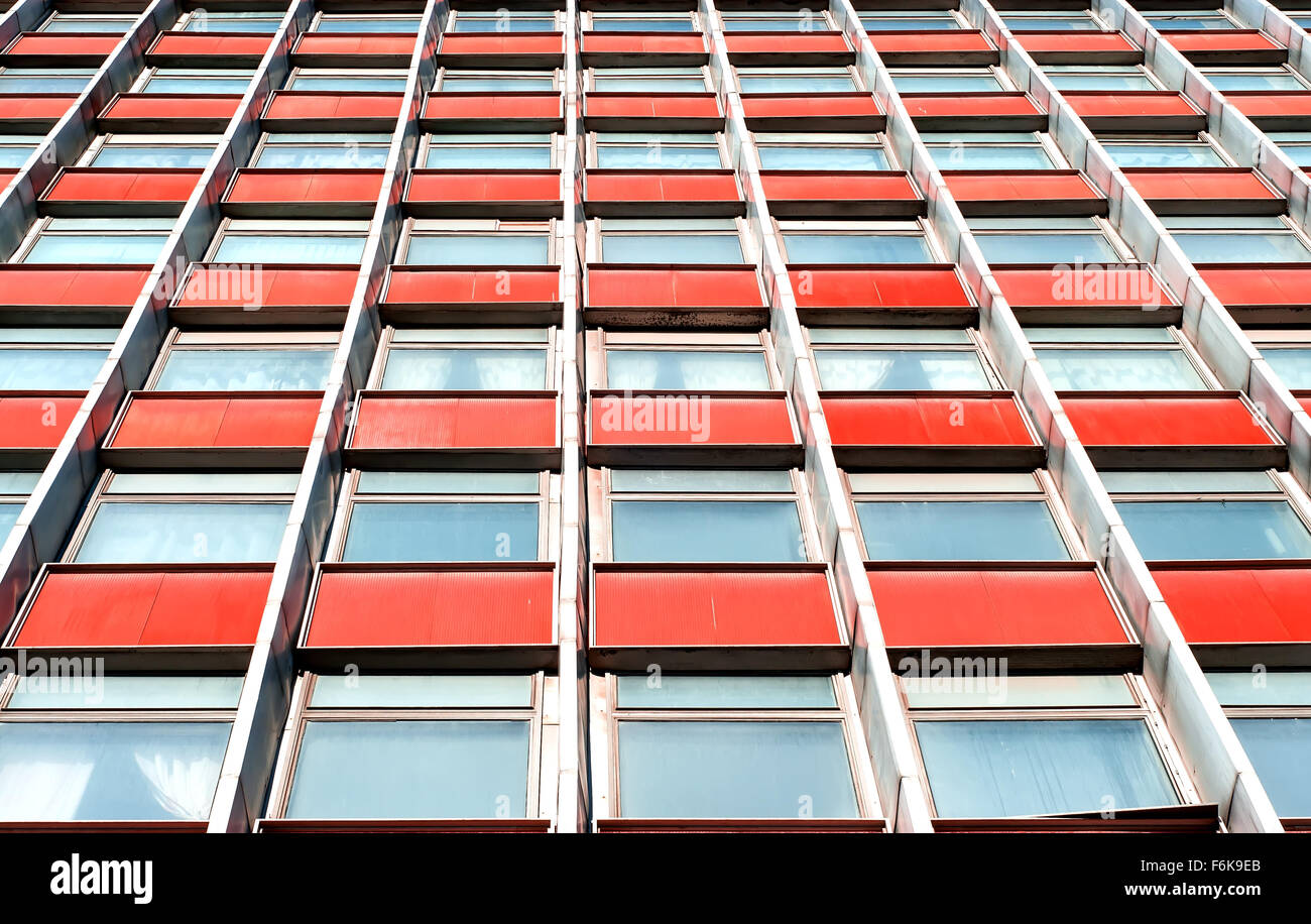 Von unten nach oben ein mehrstöckiges Bürogebäude mit Terrakotta-Platten Stockfoto