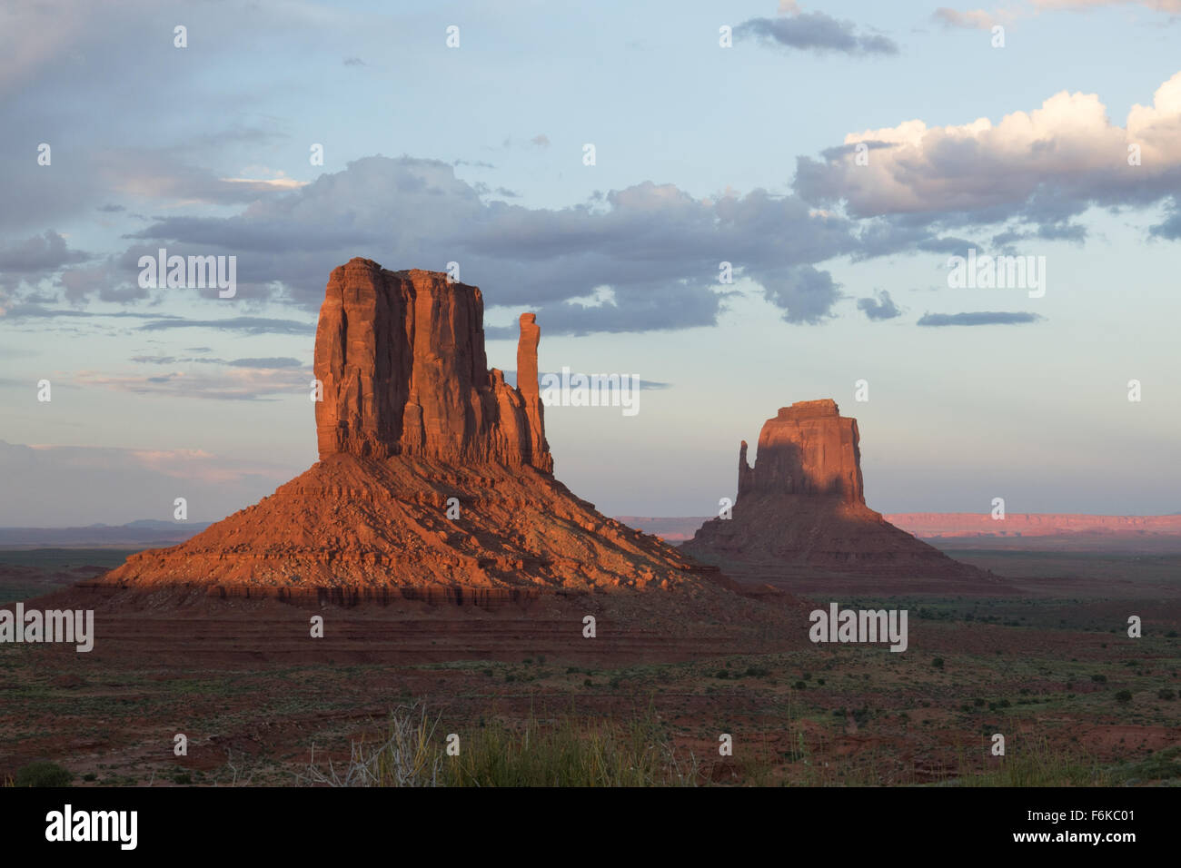 Die Sonne geht auf Handschuh von Westen und Osten Mitten Buttes. Stockfoto