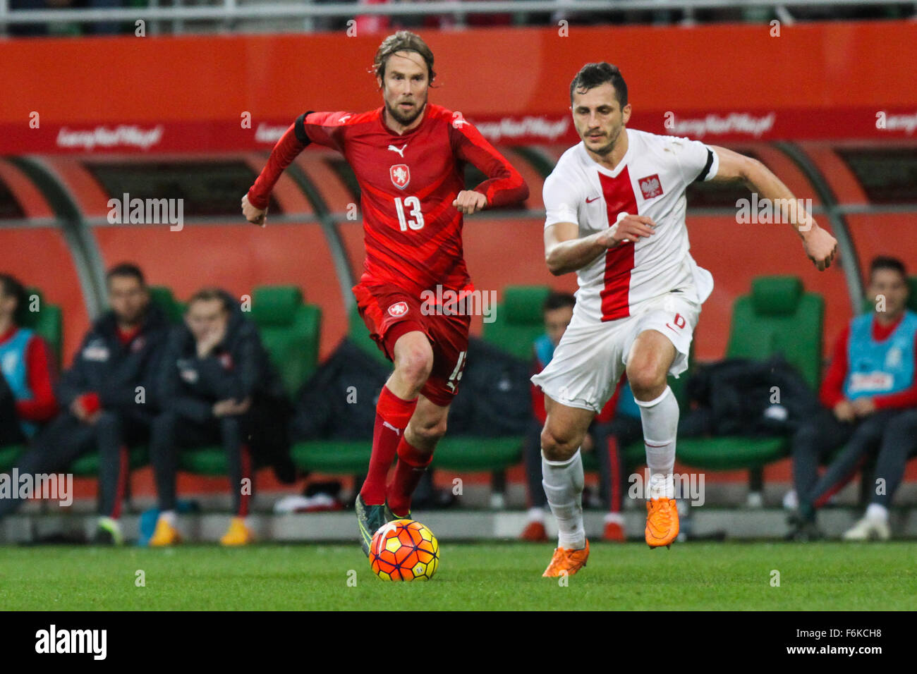 Stadion Miejski, Wroclaw/Breslau, Polen. 11. Juli 2015. Internationaler Fußball freundlich, Polen und Tschechien. Tomasz Jodlowiec (POL) und Jaroslav Plasil (CZE) jagen eine lockere Kugel © Action Plus Sport/Alamy Live News Stockfoto