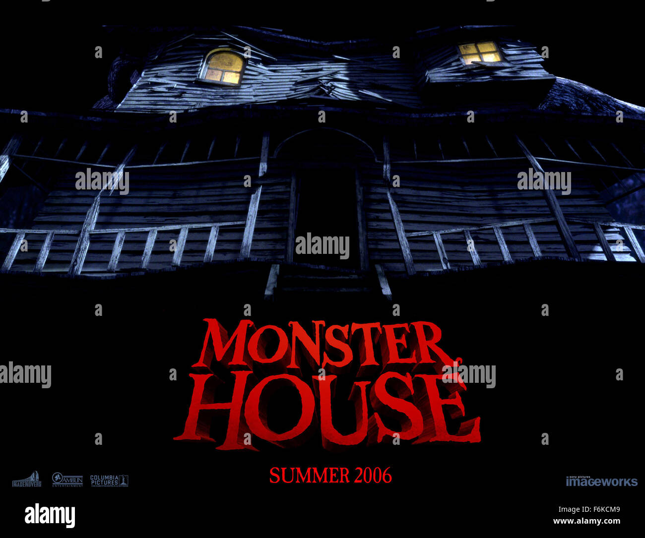 Datum der Freigabe: 21. Juli 2006. FILMTITEL: Monster House. STUDIO: Columbia Pictures. PLOT: Die teenage DJ sein Nachbar auf der anderen Seite der Straße im Vorort Nebbercracker beobachtet, die Dreiräder von Kindern zerstört, die seinen Rasen zu betreten. Als DJs Eltern am Vorabend von Halloween und die missbräuchliche Nanny Zee bleibt mit ihm Reisen, nennt er sein ungeschickten besten Freund Chowder, Basketball zu spielen. Aber wenn der Ball in Nebbercrackers Rasen fällt, der alte Mann eine Belagerung hat und bald sie, dass das Haus feststellen ist eine Monster. Im Bild: Film-Karte. Stockfoto