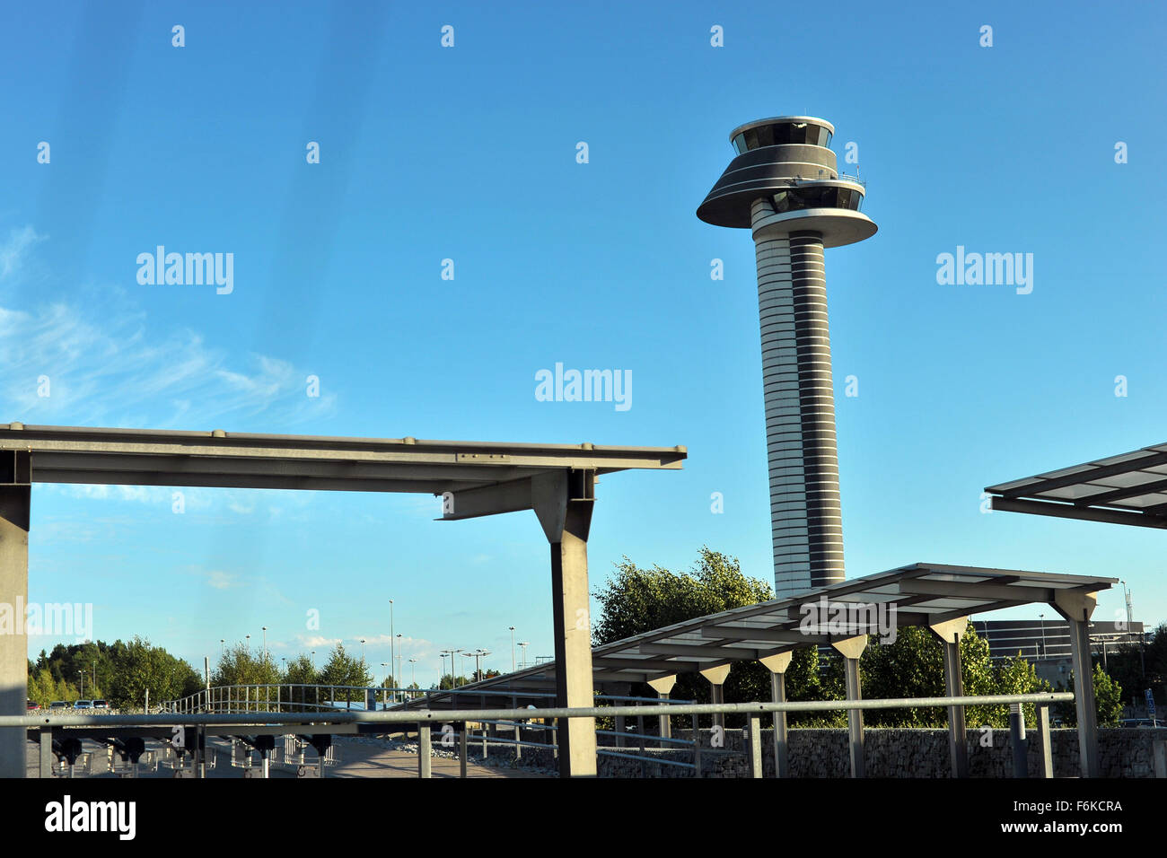 Der Tower am Flughafen Stockholm-Arlanda in der Gemeinde Sigtuna Schwedens. Stockfoto