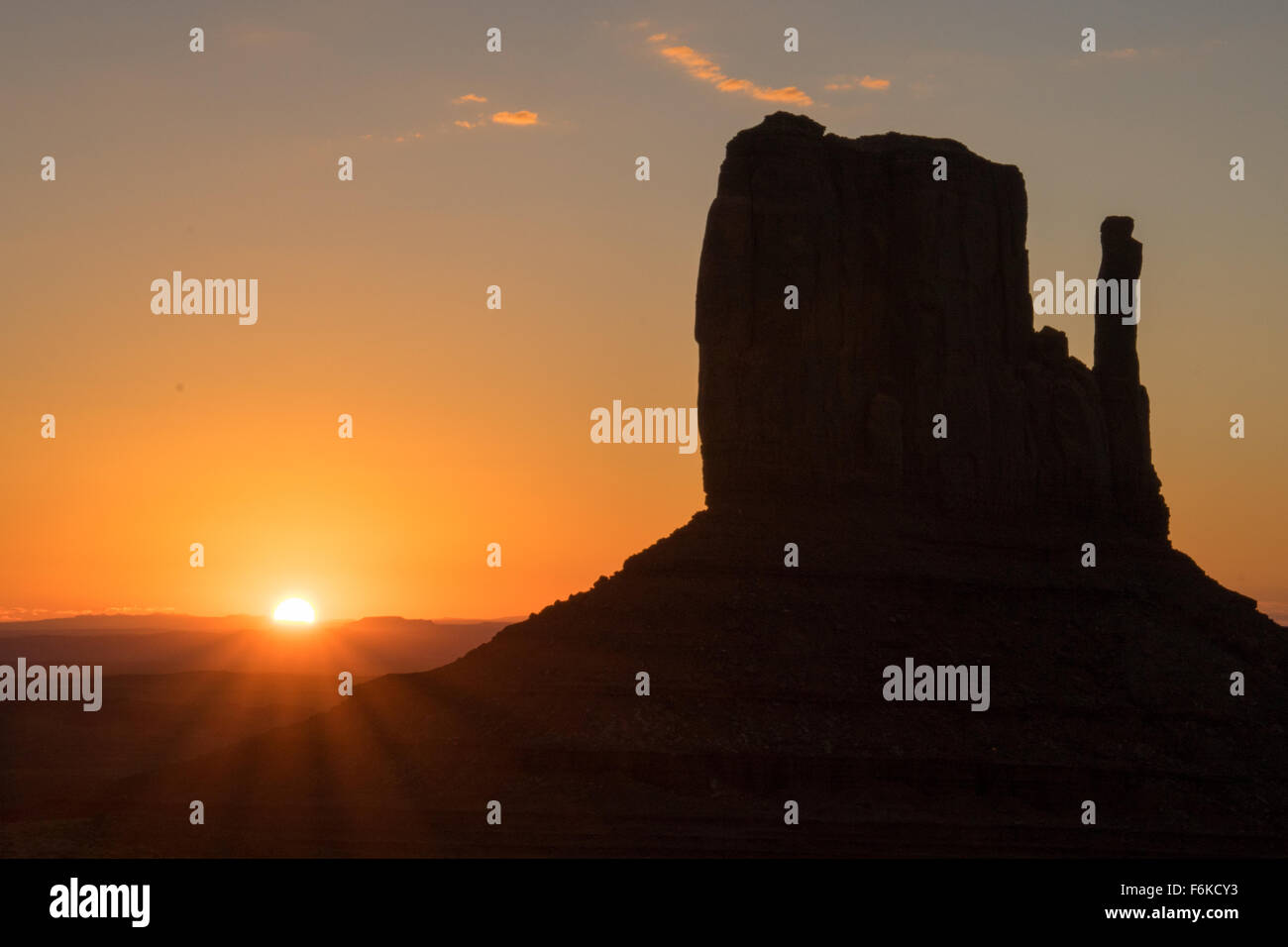Sonnenaufgang am West Mitten Butte im Monument Valley, Utah Stockfoto