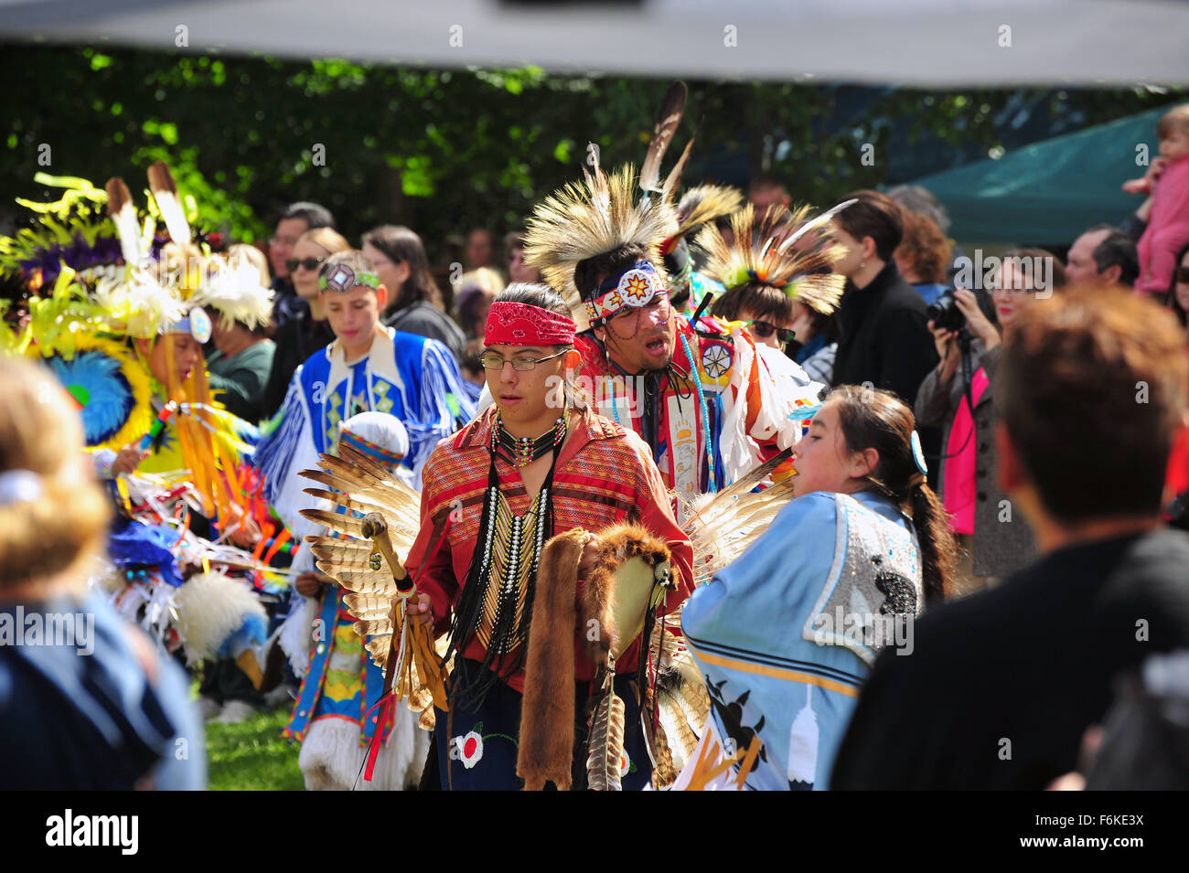 Eingeborene Kanadier Tanz vor einem Publikum bei einem Powwow statt in London, Ontario. Stockfoto