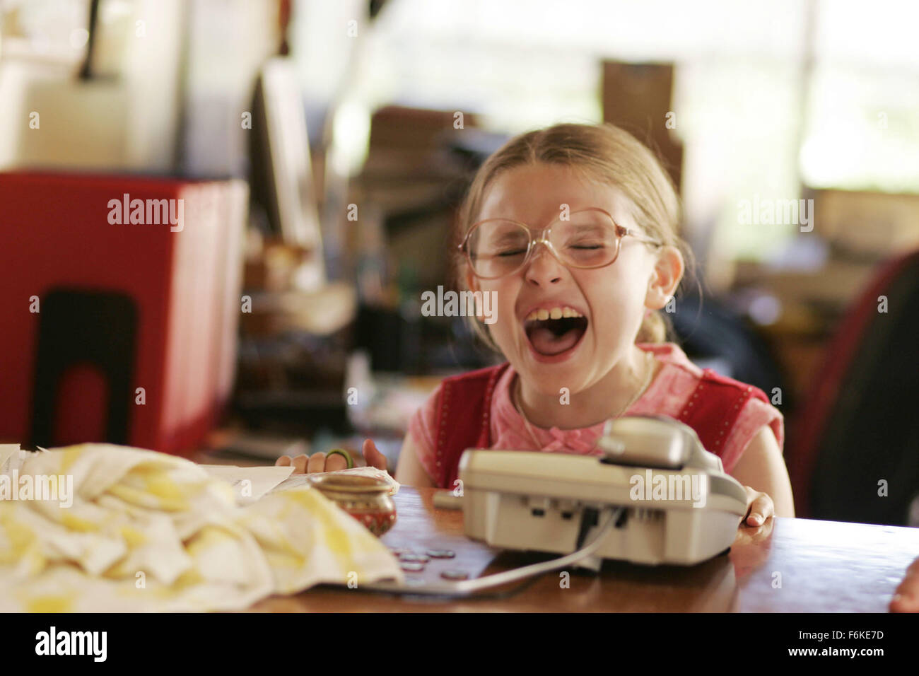 26. Juli 2006; Los Angeles, Kalifornien, USA; Eine Familie entschlossen, ihre junge Tochter ins Finale ein Schönheitswettbewerb zu bekommen fahren Sie Langlauf in ihrem VW-Bus in der Komödie/Drama, "Little Miss Sunshine." Von Fox Searchlight Pictures und Regisseure Jonathan Dayton und Valerie Faris. Das Bild zeigt ABIGAIL BRESLIN als Olive. Obligatorische Credit: Foto von Fox Searchlight Pictures. (c) Copyright 2006 von Fox Searchlight Pictures Stockfoto