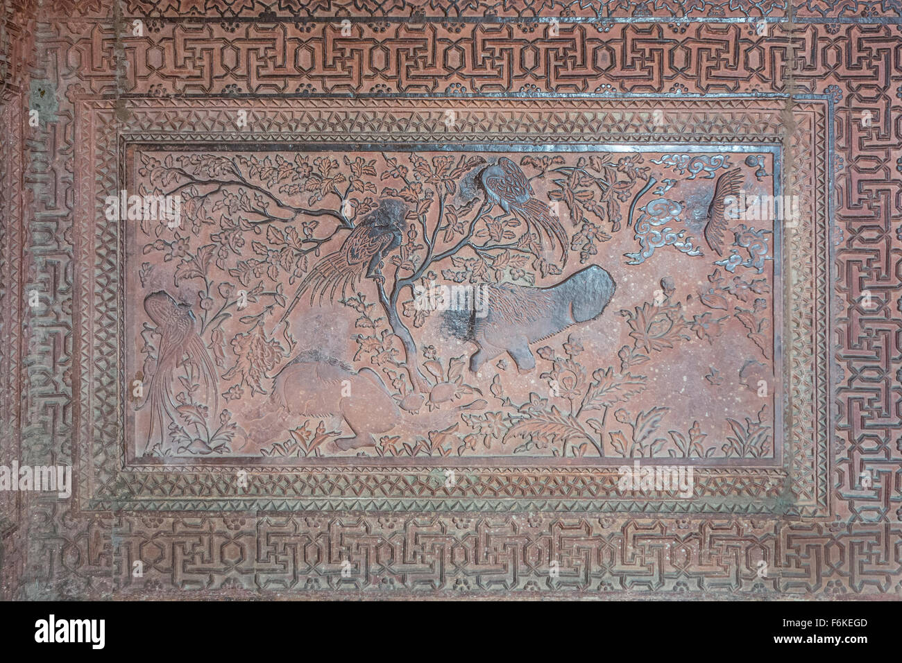 Fromme Bilderstürmer haben die Darstellungen von Tieren in dieser alten Wand Schnitzen in Fatehpur Sikri in Indien unkenntlich gemacht. Stockfoto