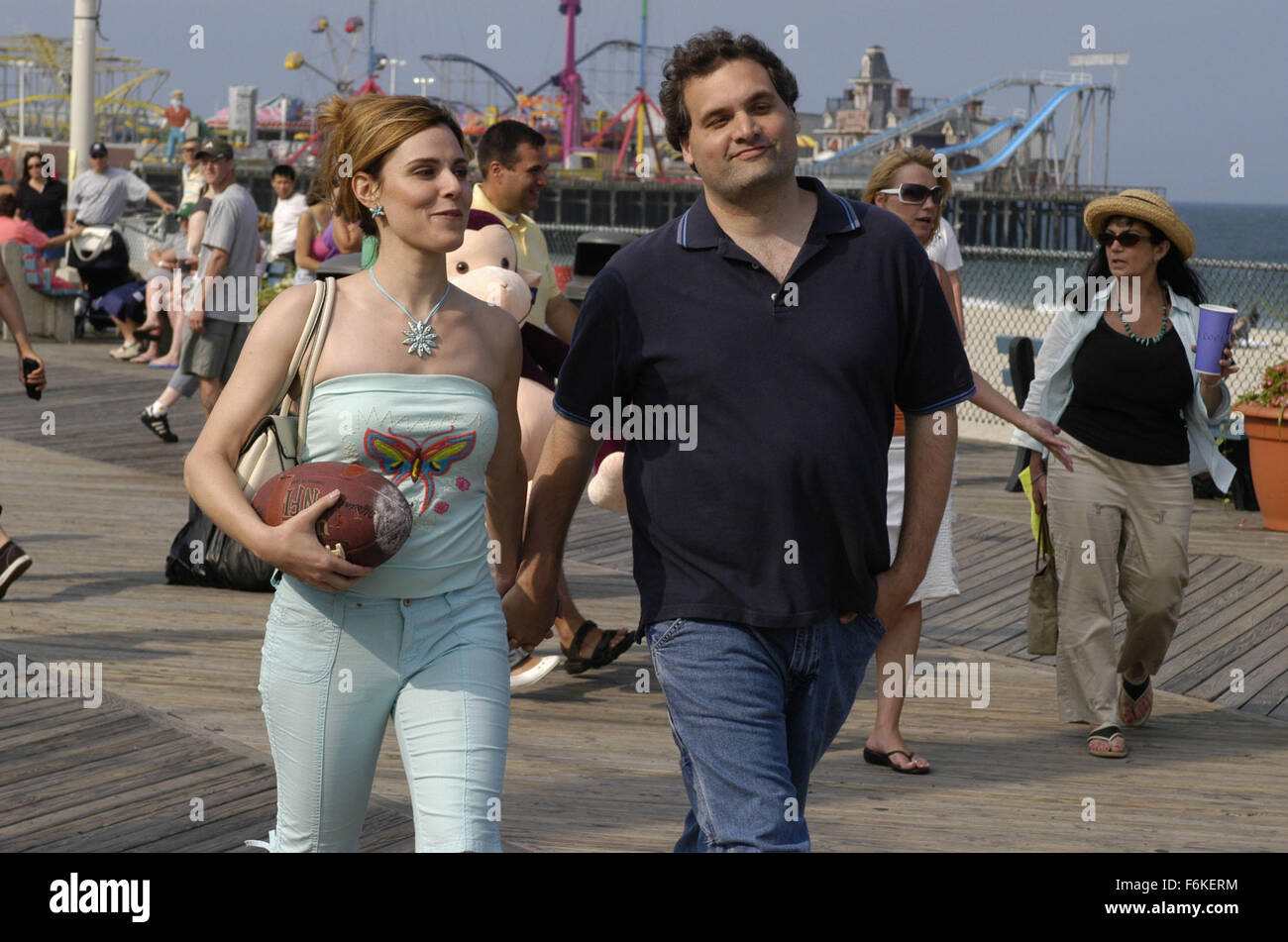 Datum der Freigabe: 16. September 2006. FILMTITEL: Bier-Liga. STUDIO: Indentity Filme. PLOT: Ein Arbeitsloser Drückeberger (Lange) inspiriert seine Softball Teamkollegen um ihr Spiel zu verbessern, damit sie aus der lokalen Liga gekickt wird nicht. Im Bild: ARTIE LANG als Artie und CARA BUONO als Linda. Stockfoto