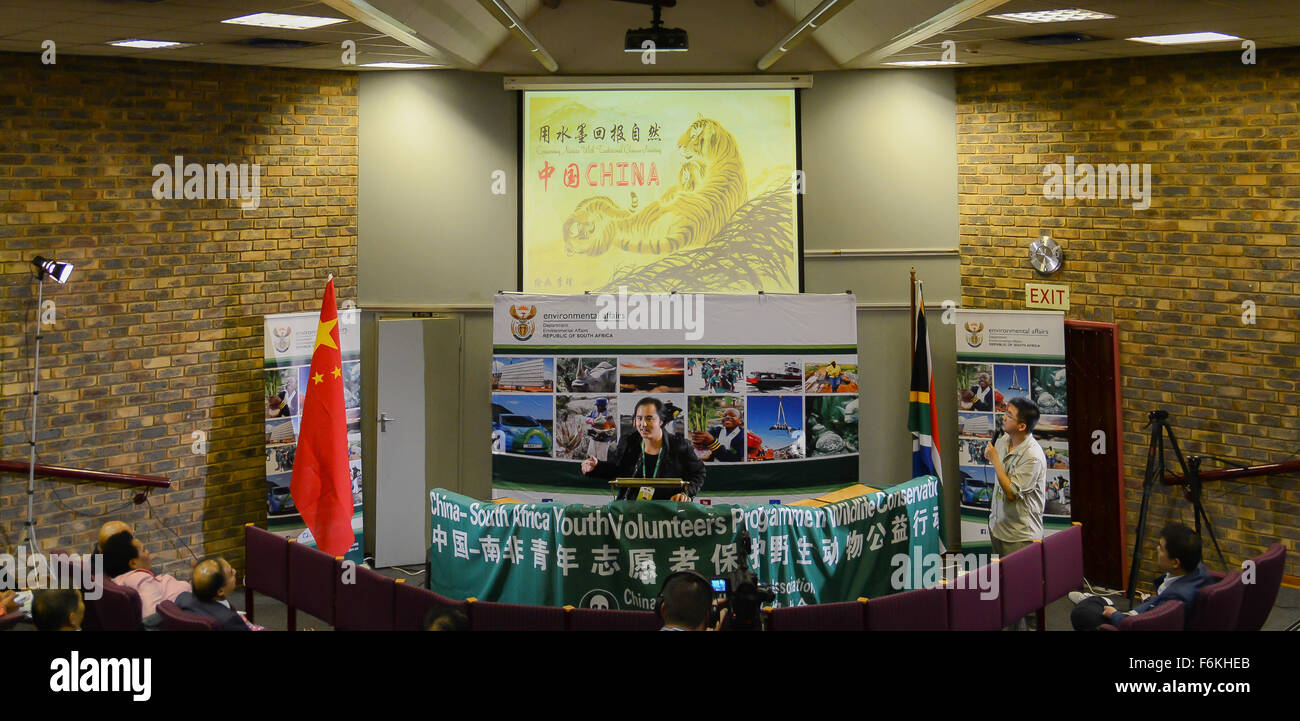 Pretoria, Südafrika. 17. November 2015. Li Li (C), Chinese volunteer und Maler spricht während der Wildlife Conservation Jugendforum zwischen staatlichen Forstwirtschaft Verwaltung der Volksrepublik China und der Abteilung von Environmental Affairs of South Africa in Pretoria, Südafrika, am 17. November 2015. Die Jugendlichen Freiwilligen aus China und Südafrika geteilt, ihre Geschichten und Erfahrungen von Naturschutz und etwa 50 Wildlife-Fotografien von chinesischen Fotografen wurden während des Forums, die hier, Dienstag stattfand angezeigt. © Zhai Jianlan/Xinhua/Alamy Live-Nachrichten Stockfoto