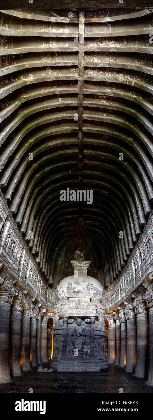 Ajanta Höhlen #26, Indien. Während aus Stein geschnitzt, geschnitzte Maurer "Balken" in der Decke, Struktur der hölzernen Tempel zu imitieren. Stockfoto