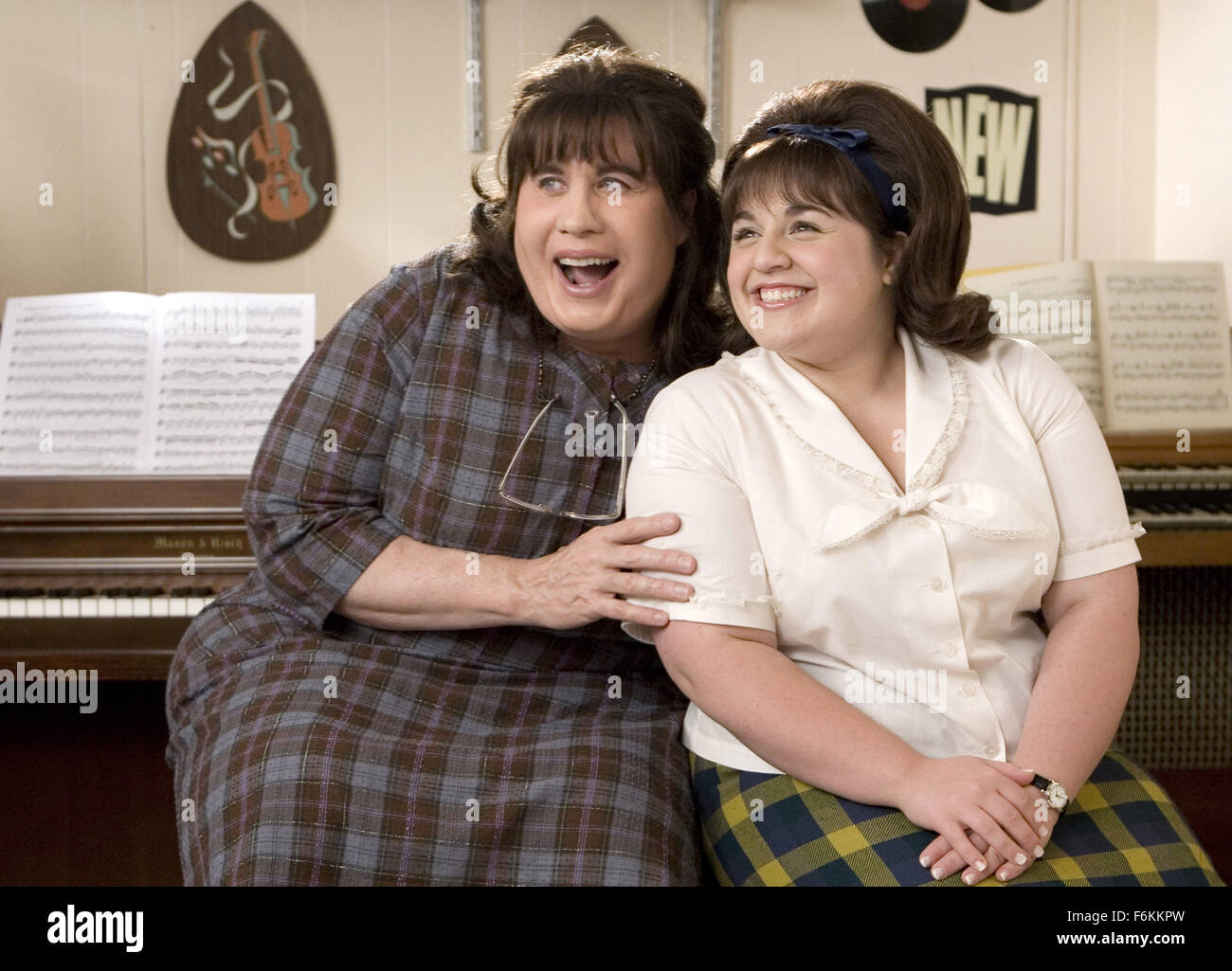 11. Januar 2007; Toronto, ON, Kanada; Datum der Freigabe: 20. Juli 2007. Regie: Adam Shankman. STUDIO: Storyline Entertainment/New Line Cinema. PLOT: Angenehm plump Teenager Tracy Turnblad (Blonsky) lehrt 1962 Baltimore, ein oder zwei Dinge über Integration nach der Landung einen Platz auf einem lokalen TV-Tanz-Show. Bild: (L-R) Schauspieler JOHN TRAVOLTA als Edna Turnblad und Schauspielerin NIKKI BLONSKY als Tracy Turnblad. Obligatorische Credit: Foto von David James/New Line Cinema. (c) Copyright 2007 von New Line Cinema Stockfoto