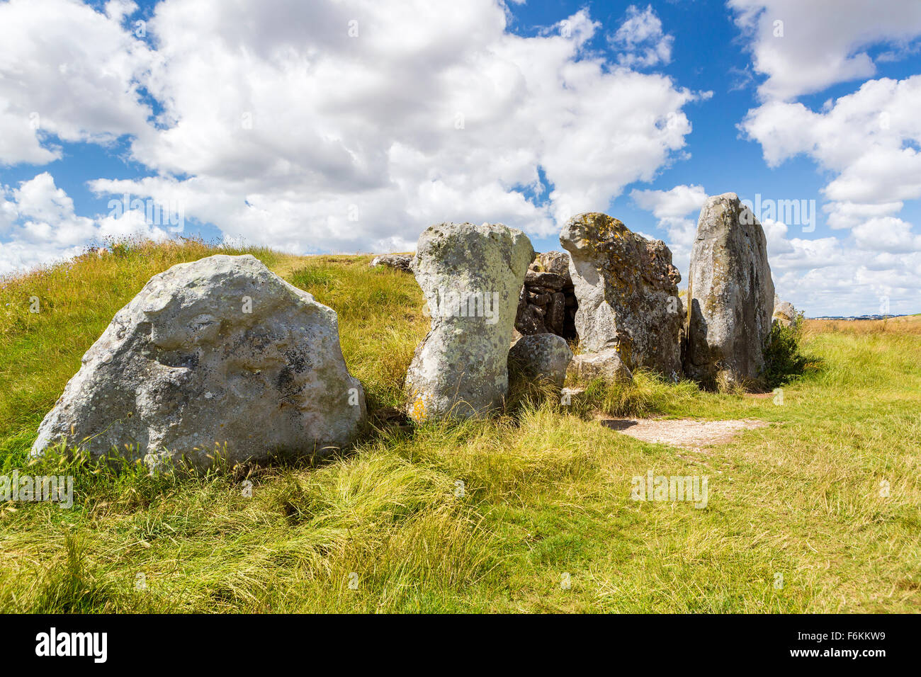 West Kennet Long Barrow prähistorischen neolithische Grab in der Nähe von Avebury, Wiltshire, England, Vereinigtes Königreich, Europa. Stockfoto