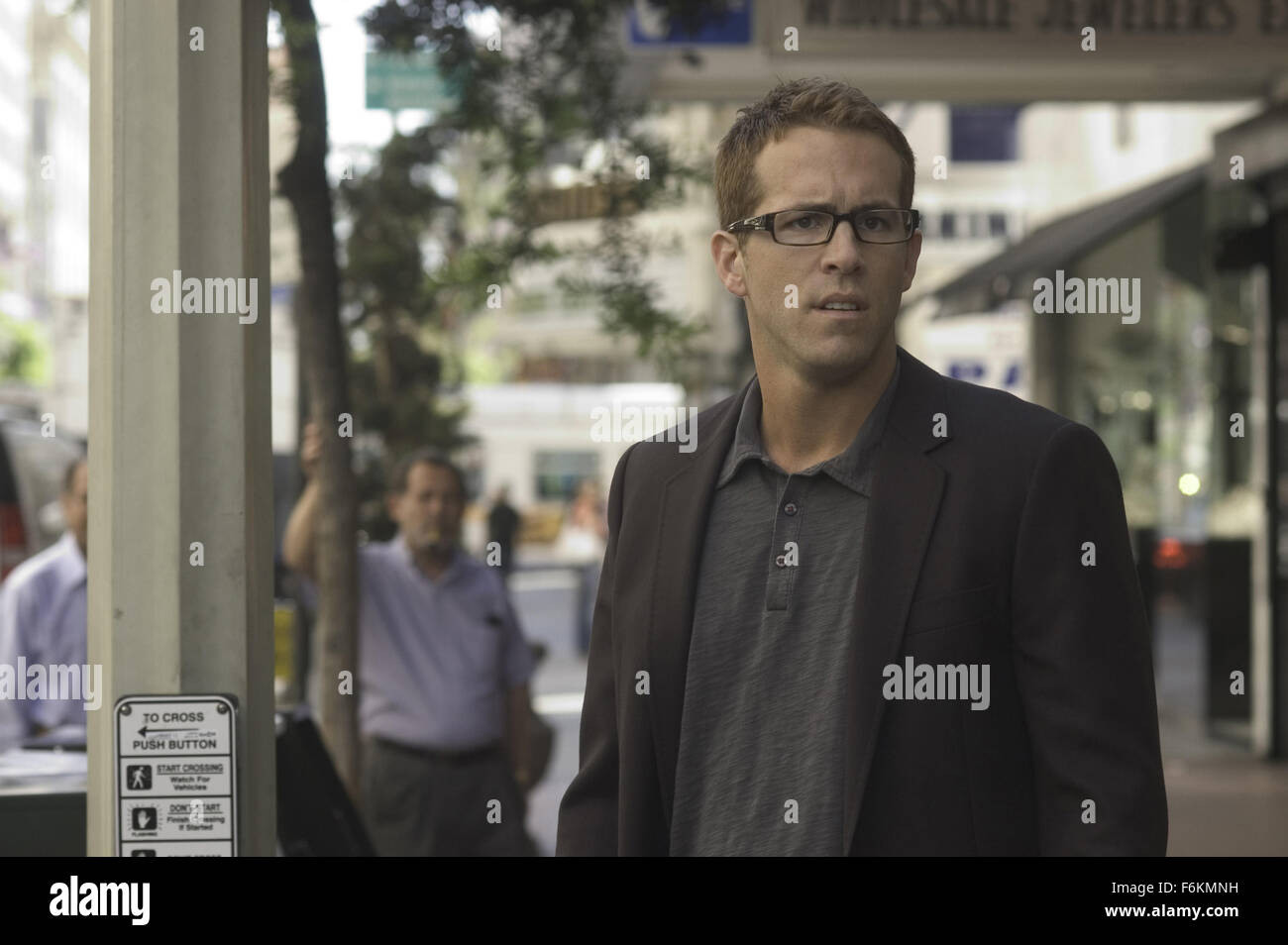 Datum der Freigabe: 21. Januar 2007. FILMTITEL: Die Neunen. STUDIO: Sony Pictures. PLOT: Gary, ein Schauspieler, ein Polizist im Fernsehen spielt, benutzt zu viel Feuerzeugbenzin, wenn er seine Ex-Freundin Dinge brennt, trinkt und fährt, Riss nutzt und sein Auto stürzt. Er sich im Gefängnis sobers und befindet sich unter Hausarrest und dem wachsamen Auge der Publizist, der fröhlichen und tough-minded Margaret. Sie bewegt ihn in das leere Haus eines Schriftstellers entfernt in Kanada bei einem Shooting. Er trifft seine attraktive und scheinbar bereit Nachbar, Sarah, eine Freundschaft mit Margaret Blüten, und seltsame Dinge passieren: er findet, bemerkt er Stockfoto