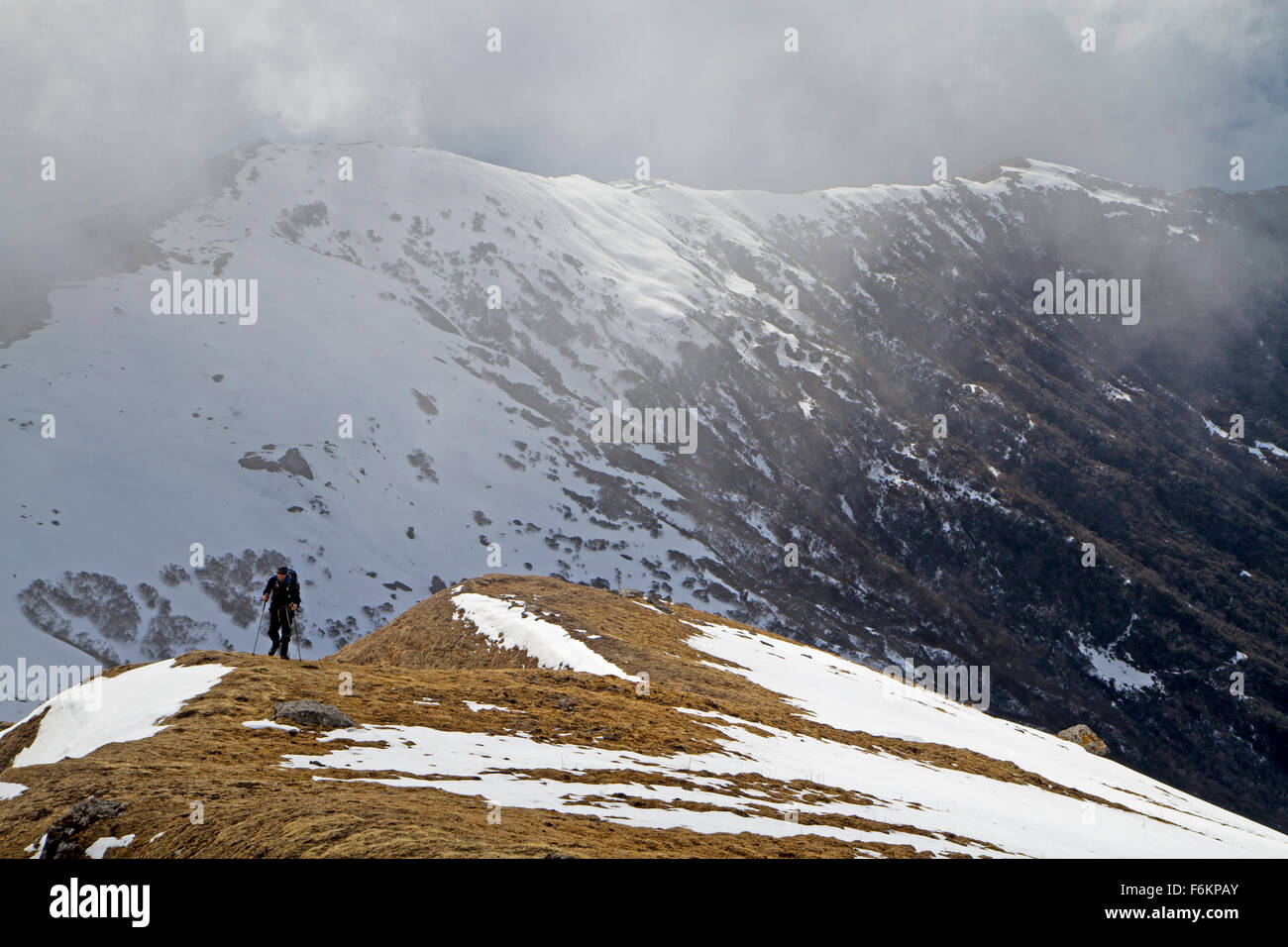 Trekker auf Kopra Grat in den Annapurnas Stockfoto