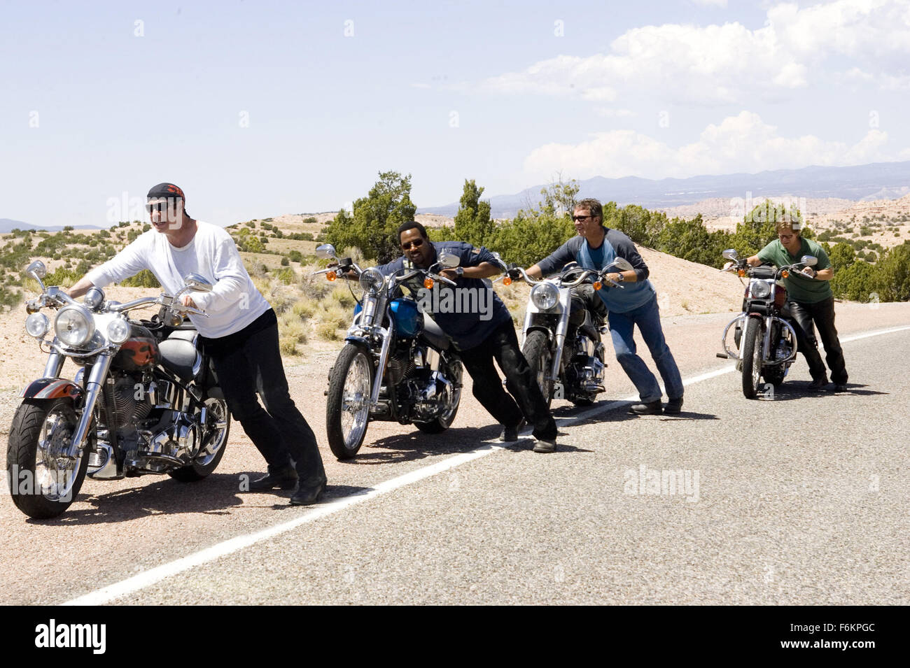 Datum der Freigabe: 2. März 2007. FILMTITEL: Wild Hogs. STUDIO: Touchstone Pictures. PLOT: Vier Männer mittleren Alters beschließen, einen Roadtrip von Cincinnati in den Pazifik um ihr Leben entfliehen, die sie nirgendwo führen. Nehmen ihre Motorräder, diese "Wild Hogs" reißen die Straße hinauf und schließlich stoppen in New Mexiko für einen Drink, nicht wissend, dass die Bar zu den '' Del Fuegos'', eine mittlere Biker-Gang gehört. Wenn die Del Fuegos ein Fahrrad stehlen, die das Wild Hogs gehört, bilden die vier Männer einen Plan, um ihr Fahrrad wieder zu stehlen. Im Bild: JOHN TRAVOLTA als Woody Stevens, MARTIN LAWRENCE als Bob Stockfoto