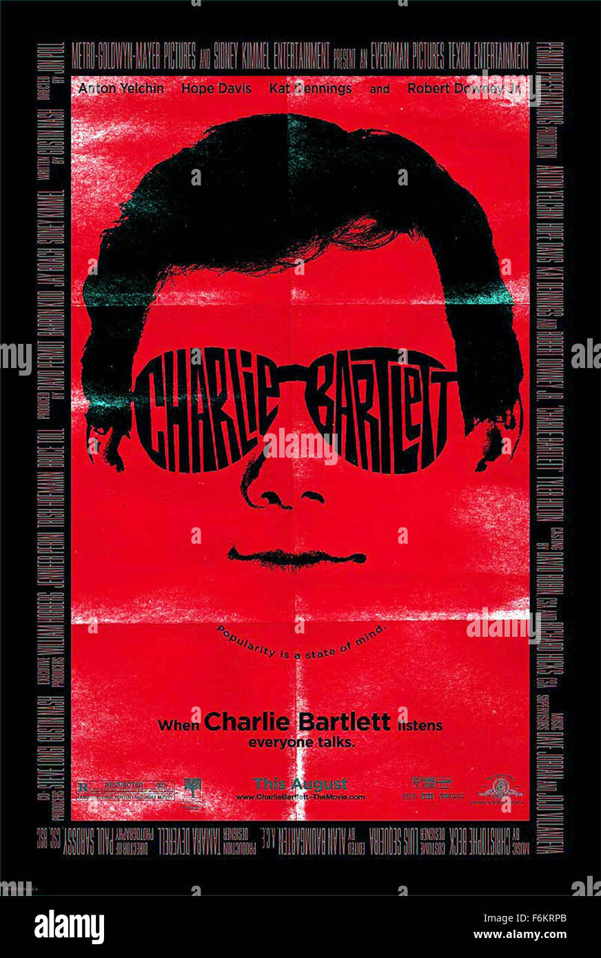 Datum der Freigabe: 1. Mai 2007. FILMTITEL: Charlie Bartlett. STUDIO: MGM. PLOT: Reiche Teenager Charlie Bartlett scheitert kläglich bei Einbau in an einer neuen öffentlichen High School laufen von der lebensüberdrüssige Principal Gardner. Als er beginnt, besser zu verstehen, die soziale Hierarchie, positioniert Charlie es ehrlich Charme und Sympathie ihn als resident "Psychiater" dishing Beratung und das gelegentliche Rezept mit seinem Partner und Kollegen Schüler, Murphy Bivens, mit anderen Studenten in Not. Auf dem Weg beschließt er, seinen eigenen Rat zu nehmen, finden Romantik, und lernen zu akzeptieren, wer er ist, so üben Stockfoto