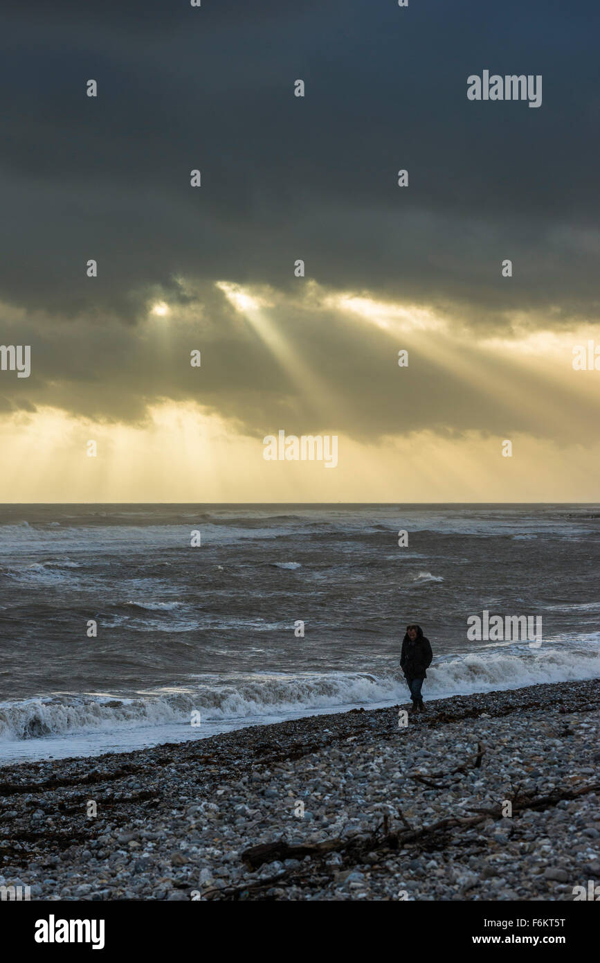 Großbritannien Wetter, Lyme Regis, Dorset, UK.  17. November 2015.  Strahlen von Licht durch die Wolken abseits der Küste von Lyme Regis in Dorset, England, während eines Tages von starkem Wind und Seegang verursacht durch den Sturm Barney. Foto: Credit: Graham Hunt/Alamy Live-Nachrichten Stockfoto