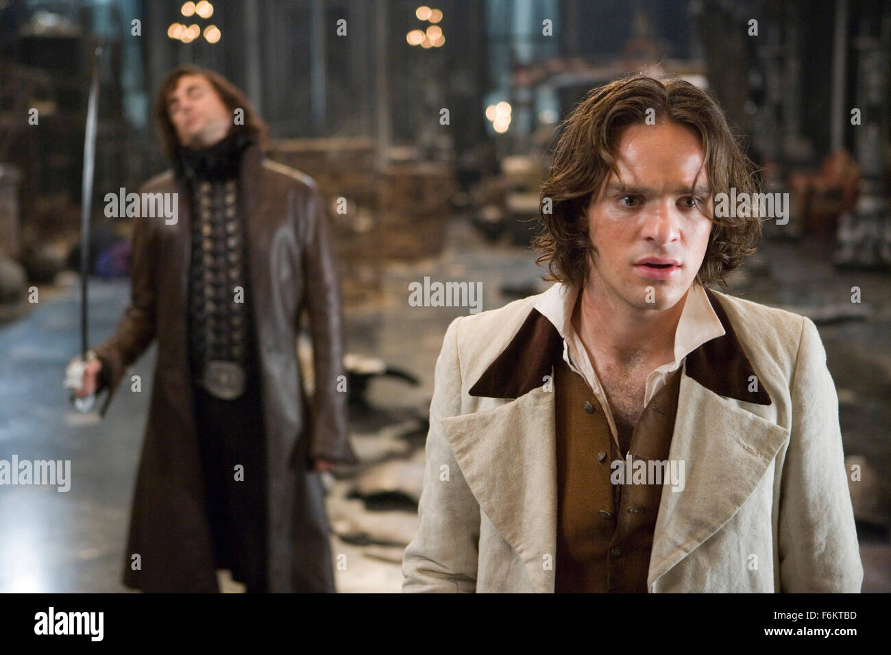 25. Juli 2007 - Berkhamsted, England, Vereinigtes Königreich - Erscheinungsdatum: 10. August 2007. Regie: Matthew Vaughn. STUDIO: Paramount Pictures. PLOT: ein junger Mann macht in einer Stadt an der Grenze zu einem magischen Land, ein Versprechen an seine Geliebte, er einen gefallenen Stern abrufen werde, indem Sie in das magische Reich Wagen. Bild: Prinz Septimus (MARK STRONG, links) droht der heroischen Tristan (CHARLIE COX, rechts). (Bild Kredit: C David James/Paramount Pictures) Einschränkungen: Dies ist ein öffentlich verbreiteten Film, Fernsehen oder Werbung Foto. Non-redaktionelle Verwendung erfordern zusätzliche Proz Stockfoto