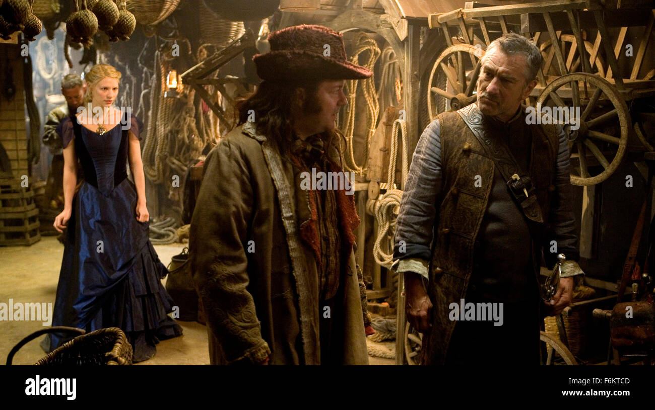 25. Juli 2007 - Berkhamsted, England, Vereinigtes Königreich - Erscheinungsdatum: 10. August 2007. Regie: Matthew Vaughn. STUDIO: Paramount Pictures. PLOT: ein junger Mann macht in einer Stadt an der Grenze zu einem magischen Land, ein Versprechen an seine Geliebte, er einen gefallenen Stern abrufen werde, indem Sie in das magische Reich Wagen. Bild: Yvaine (CLAIRE DANES), einen gefallenen Stern trifft die hinterhältigen Ferdy The Fence (RICKY GERVAIS) und verwegene Captain Shakespeare (ROBERT DE NIRO). (Bild Kredit: C David James/Paramount Pictures) Einschränkungen: Dies ist ein öffentlich verbreiteten Film, Fernsehen oder Werbung Stockfoto
