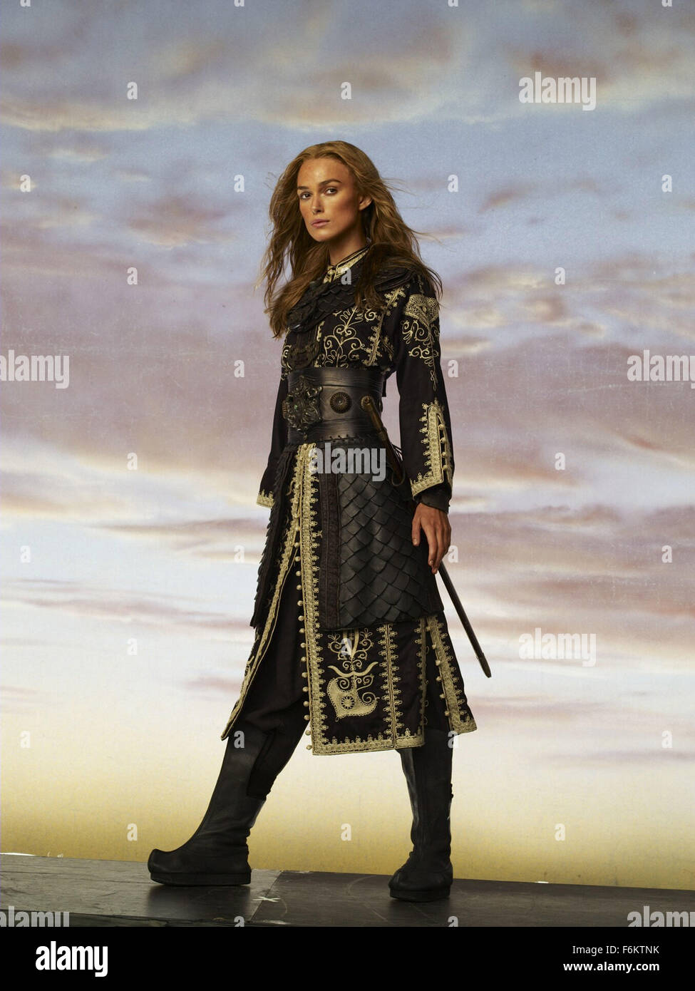Datum der Freigabe: 25. Mai 2007. STUDIO: Jerry Bruckheimer Filme/Walt Disney Pictures. PLOT: Captain Barbossa, Will Turner und Elizabeth Swann müssen Segeln über den Rand der Karte navigieren, Verrat und Verrat und ihre endgültige Allianzen für einen letzten entscheidenden Kampf zu machen. Bild: Zusammengesetzte Kunst für die Promotion Filmplakate mit KEIRA KNIGHTLEY als Elizabeth Swann. Stockfoto