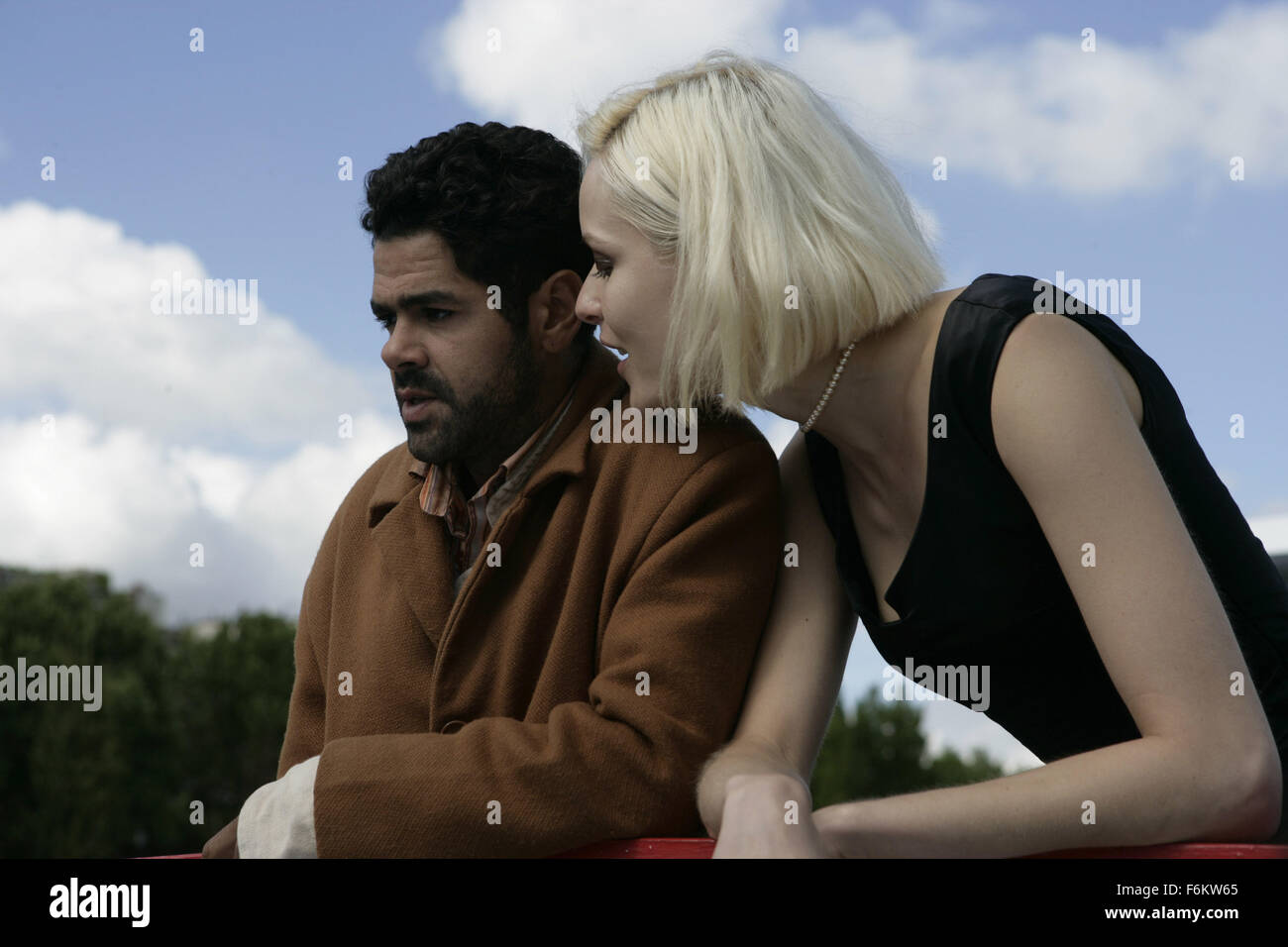 Datum der Freigabe: 25. Mai 2007. STUDIO: Europa Corp./Sony Pictures Classics. PLOT: Eine schöne Frau hilft einem unfähigen Betrüger sein Spiel zusammen zu bekommen. Bild: Schauspieler JAMEL DEBBOUZE als Andre und Schauspielerin RIE RASMUSSEN als Angel-A. Stockfoto