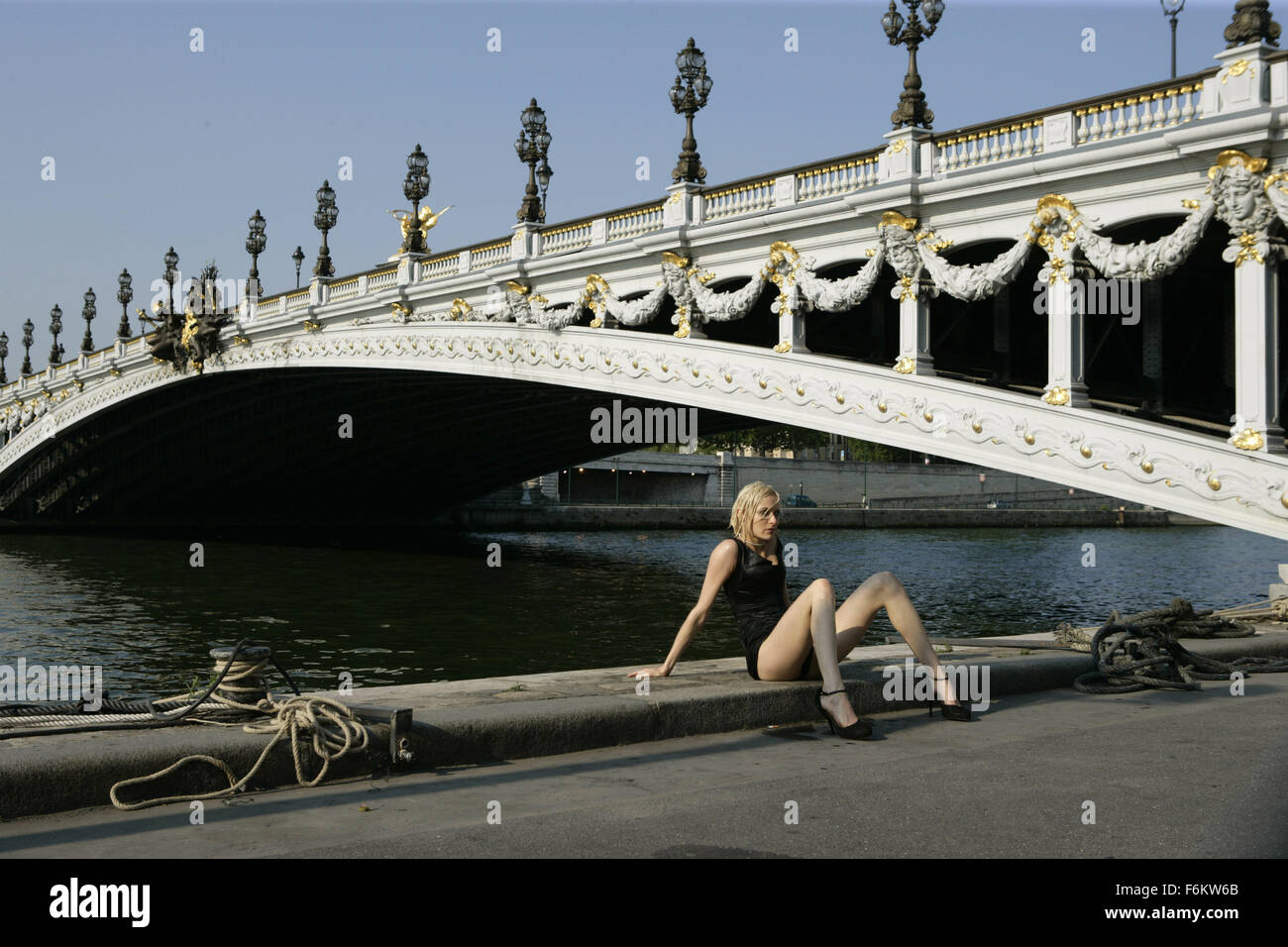 16. Mai 2007 - Paris, Frankreich - RELEASE-Datum: 25. Mai 2007. Regie: Luc Besson. STUDIO: Europa Corp./Sony Pictures Classics. PLOT: Eine schöne Frau hilft einem unfähigen Betrüger sein Spiel zusammen zu bekommen. Im Bild: Schauspielerin RIE RASMUSSEN als Angel-A. (Bild Kredit: C Sony Pictures Classics) Einschränkungen: Dies ist ein öffentlich verbreiteten Film, Fernsehen oder Werbung Foto. Non-redaktionelle Verwendung erfordern zusätzliche Freiräume. Stockfoto