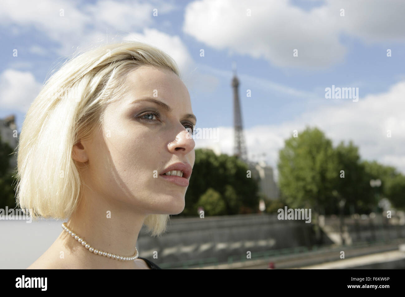 16. Mai 2007 - Paris, Frankreich - RELEASE-Datum: 25. Mai 2007. Regie: Luc Besson. STUDIO: Europa Corp./Sony Pictures Classics. PLOT: Eine schöne Frau hilft einem unfähigen Betrüger sein Spiel zusammen zu bekommen. Im Bild: Schauspielerin RIE RASMUSSEN als Angel-A. (Bild Kredit: C Sony Pictures Classics) Einschränkungen: Dies ist ein öffentlich verbreiteten Film, Fernsehen oder Werbung Foto. Non-redaktionelle Verwendung erfordern zusätzliche Freiräume. Stockfoto