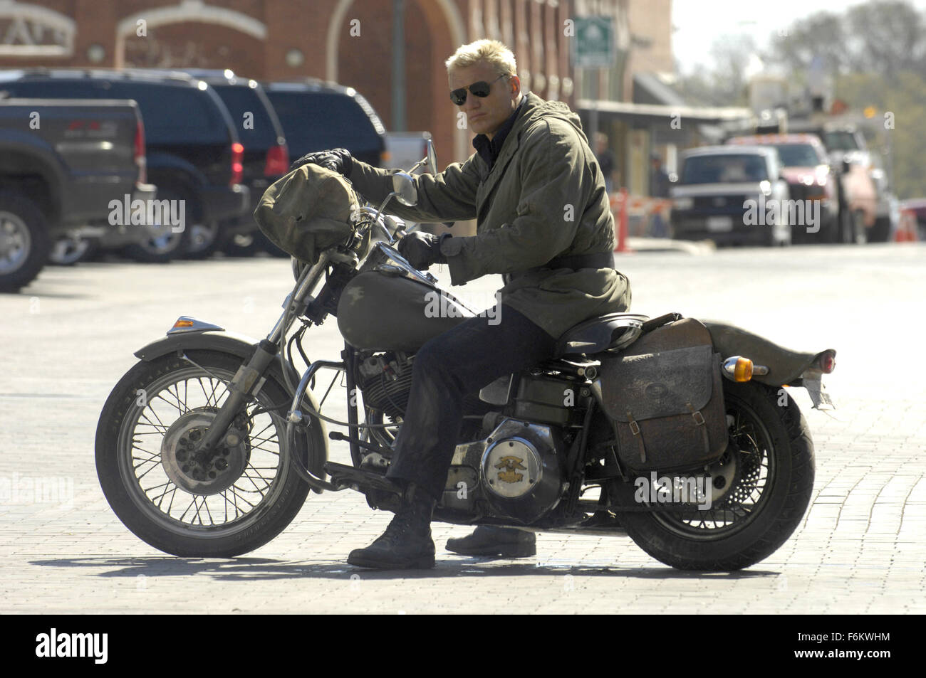 DATUM DER FREIGABE: 2007. FILMTITEL: Missionary man STUDIO: Sony Pictures. PLOT: Ein einsamer Biker fährt in die Stadt in der Zeit nach dem Tod von seinem guten Freund j.j. Dort angekommen Ryder entdeckt, dass sein Freund wollte nicht sterben aber wurde von einem lokalen Geschäftsmann, der nichts entgegenstehen, seine Pläne, eine State-Of-The-Art-Casino auf Indianerreservation bauen lassen würde ermordet und. Auf einer Mission von Gerechtigkeit, die Ryder konfrontiert und Niederlagen zeigen Reno und seine Männer in einer Tour De Force nach unten, wo man (Ryder) die vielen besiegt. Im Bild: DOLPH LUNDGREN als Ryder. Stockfoto