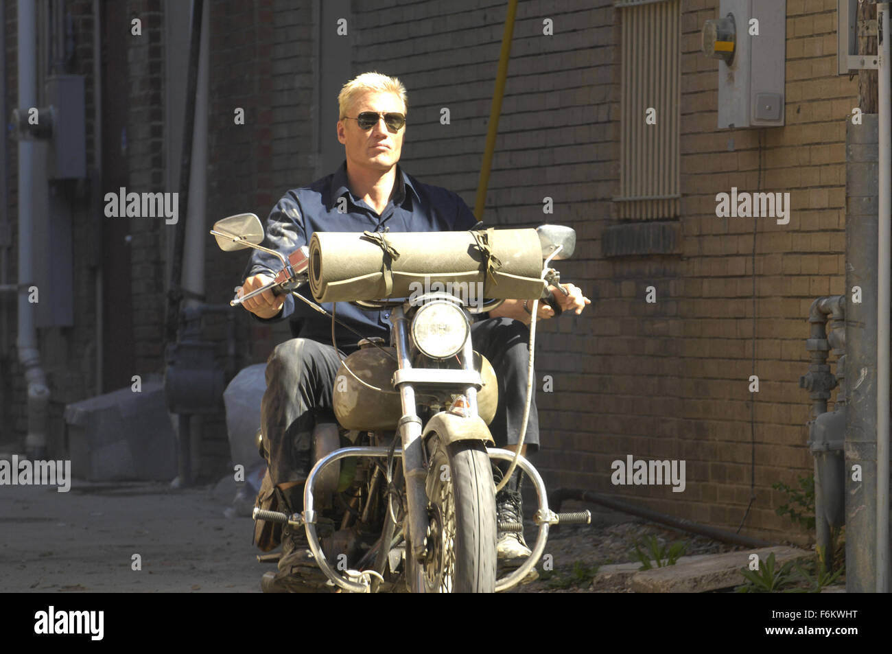 DATUM DER FREIGABE: 2007. FILMTITEL: Missionary man STUDIO: Sony Pictures. PLOT: Ein einsamer Biker fährt in die Stadt in der Zeit nach dem Tod von seinem guten Freund j.j. Dort angekommen Ryder entdeckt, dass sein Freund wollte nicht sterben aber wurde von einem lokalen Geschäftsmann, der nichts entgegenstehen, seine Pläne, eine State-Of-The-Art-Casino auf Indianerreservation bauen lassen würde ermordet und. Auf einer Mission von Gerechtigkeit, die Ryder konfrontiert und Niederlagen zeigen Reno und seine Männer in einer Tour De Force nach unten, wo man (Ryder) die vielen besiegt. Im Bild: DOLPH LUNDGREN als Ryder. Stockfoto