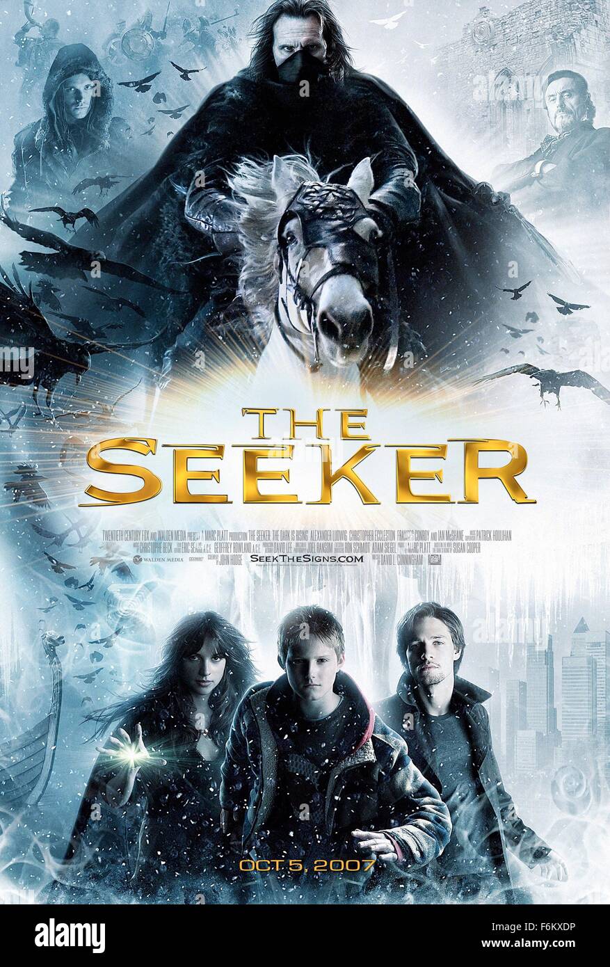 Datum der Freigabe: 4. Oktober 2007. FILMTITEL: Der Sucher: die Dunkelheit steigt. STUDIO: 20th Century Fox. PLOT: Der Film erzählt die Geschichte von Will Stanton, ein junger Mann, erfährt, dass er der letzte der eine Gruppe von Kriegern, die ihr Leben, zum Kampf gegen die Kräfte der Dunkelheit gewidmet haben ist. Reisen hin und her im Laufe der Zeit wird eine Reihe von Indizien, die ihn zu einem Showdown mit Kräften von unvorstellbarer Macht führen entdeckt. Mit der Dunkelheit wieder steigen liegt die Zukunft der Welt in Wills Händen. Im Bild: Filmplakat. Stockfoto