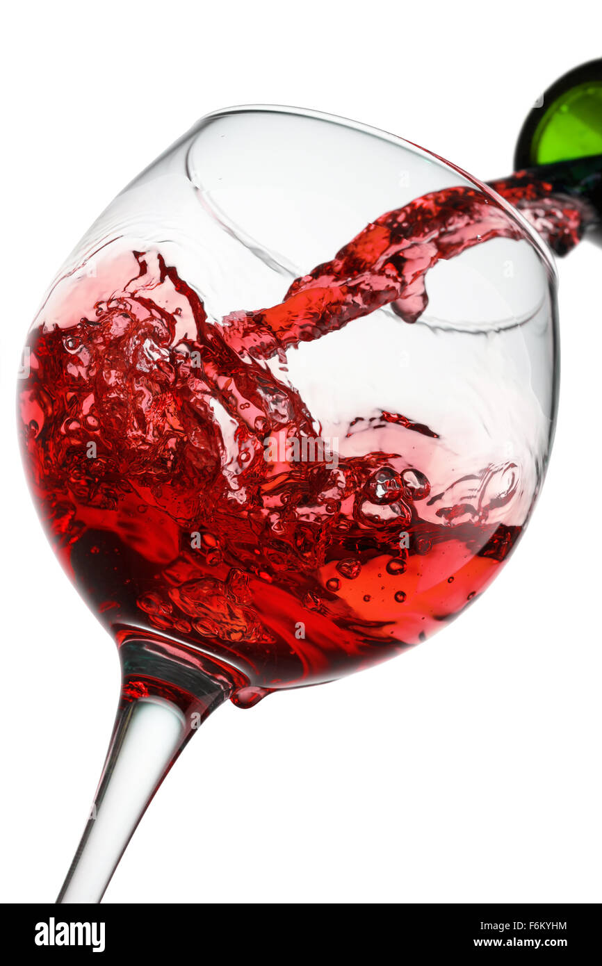 Rot Wein gießen auf dem weißen Hintergrund isoliert Stockfoto