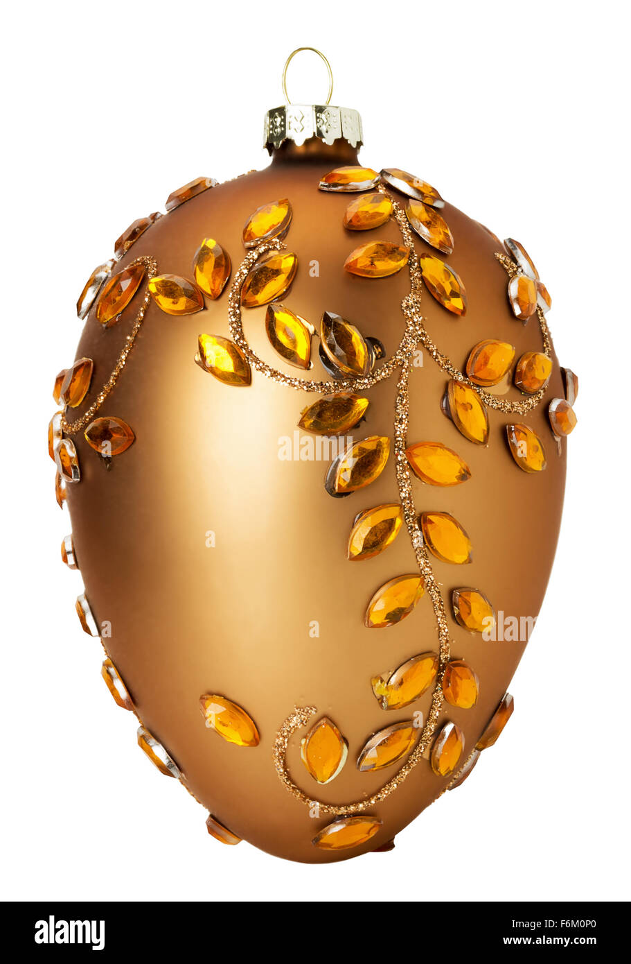 Goldene Weihnachtskugel auf dem weißen Hintergrund isoliert. Stockfoto