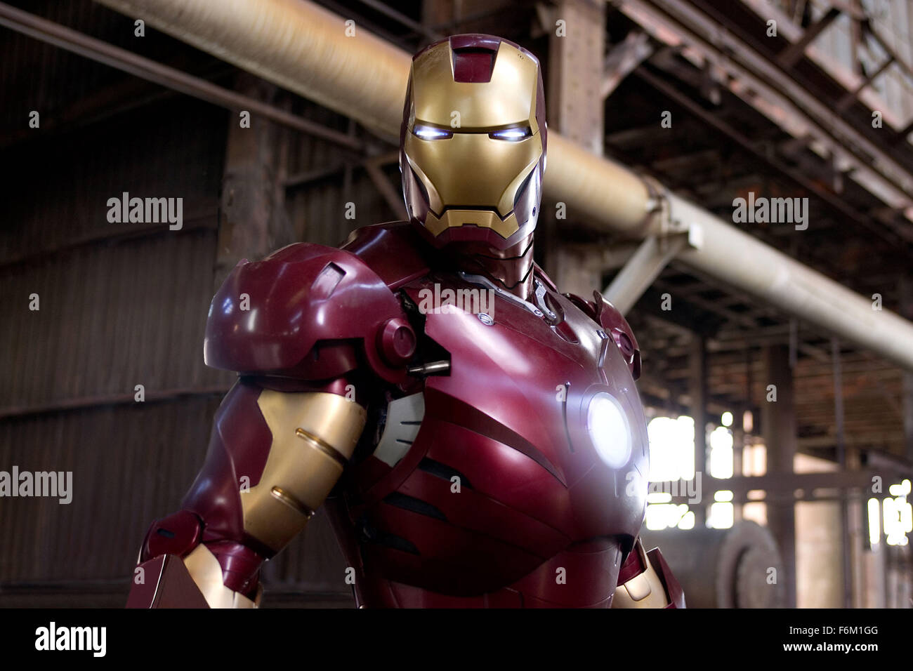 Datum der Freigabe: 2. Mai 2008. FILMTITEL: Iron Man STUDIO: Paramount. PLOT: Als Tony Stark gezwungen ist, erstelle ich einen Leben Unterstützung Anzug um ihn zu halten nach einem Unfall lebendig er beschließt, die Technologie in seinem Anzug zu verwenden, um Verbrechen zu bekämpfen. Bild: ROBERT DOWNEY JR. Sternen als industrieller Milliardär Tony Stark Alias Iron Man. Stockfoto