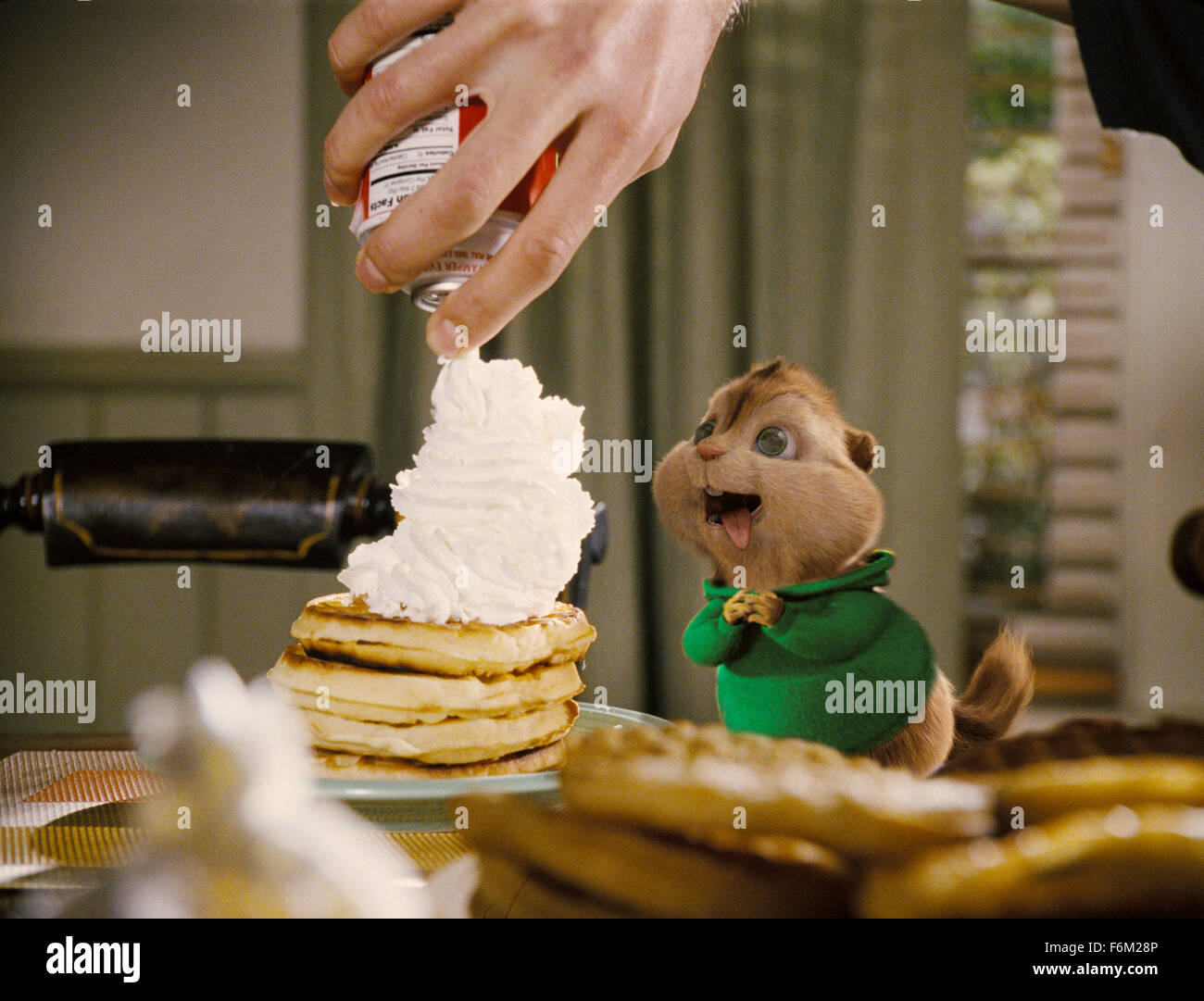 Erscheinungsdatum: 14. Dezember 2007. FILMTITEL: Alvin und die Chipmunks - STUDIO: Regency Unternehmen/Fox 2000 Pictures. PLOT: Basierend auf der 1980er Jahre Cartoon-Serie über eine Musikgruppe bestehend aus schelmischen Gruppenleiter Alvin Chipmunks; groß und ruhig Simon; und mollig, beeindrucken Theodore. Bild: JANICE KARMAN als die Stimme von Theodore. Stockfoto