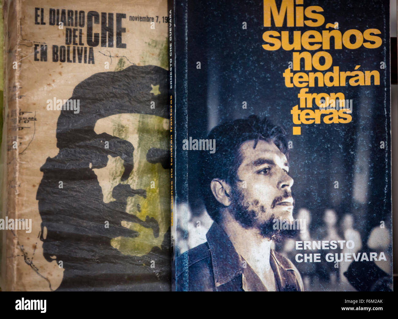Antiquarische, gebrauchte Bücher über Ernesto Che Guevara und Fidel Castro auf dem Flohmarkt in den Straßen der Altstadt von Havanna, Held Stockfoto