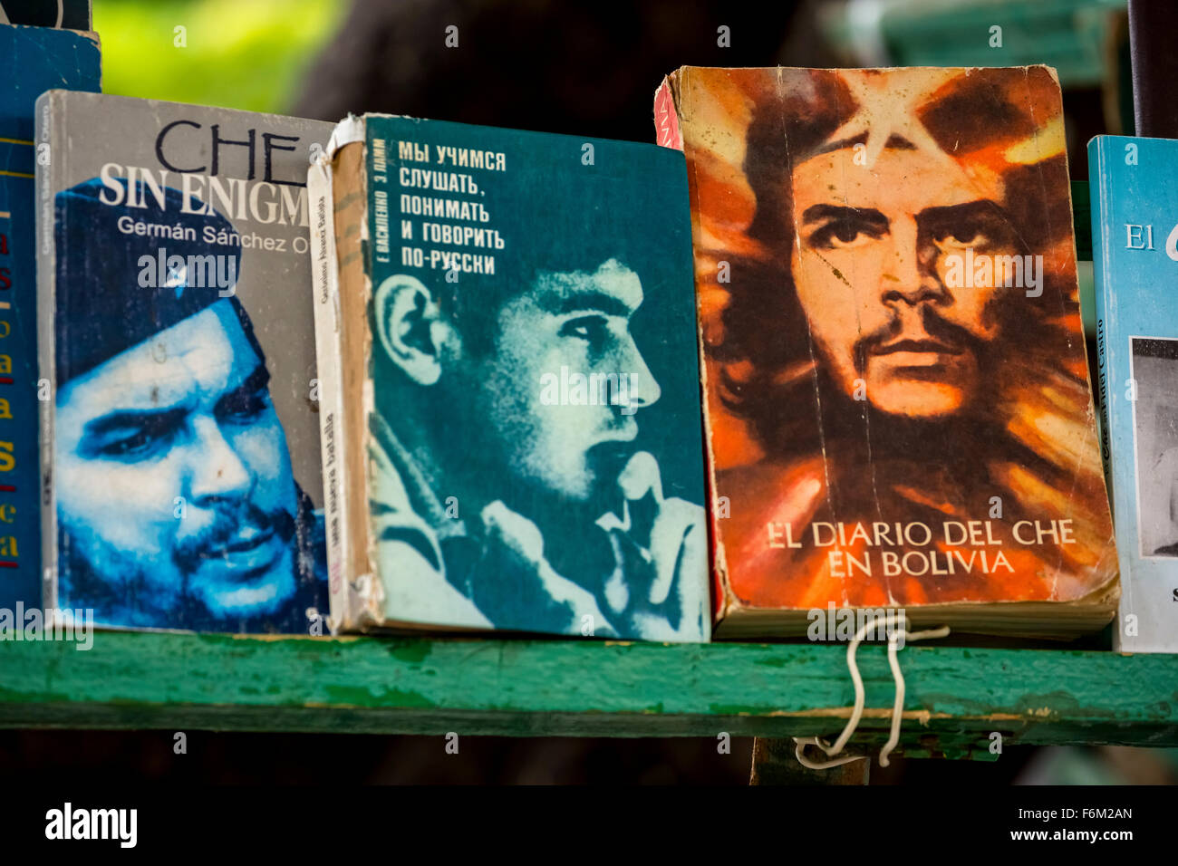 Antiquarische, gebrauchte Bücher über Ernesto Che Guevara und Fidel Castro auf dem Flohmarkt in den Straßen der Altstadt von Havanna, Held Stockfoto