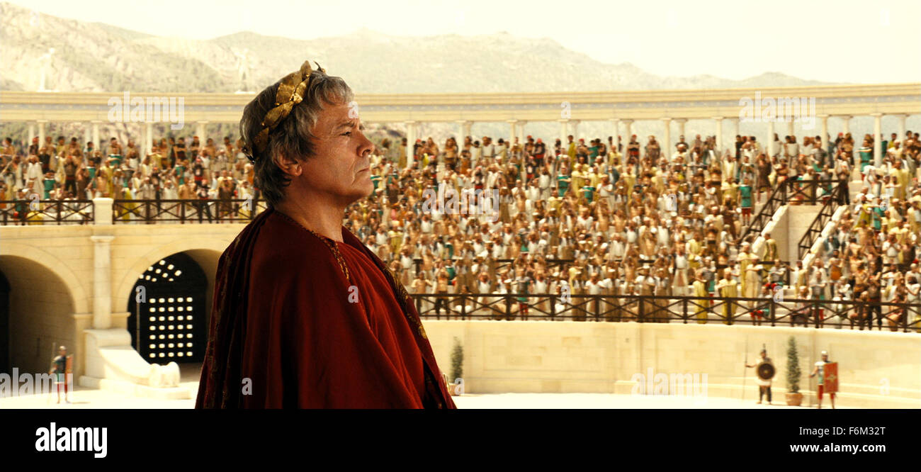 Datum der Freigabe: 1. Februar 2008. FILMTITEL: Asterix bei den Olympischen Spielen aka Asterix Aux Jeux Olympiques. STUDIO: Pathe Renn Productions. PLOT: Komödie über die ersten Olympischen Spiele in Rom. Im Bild: ALAIN DELON als Jules Cesar (Julius Caesar). Stockfoto
