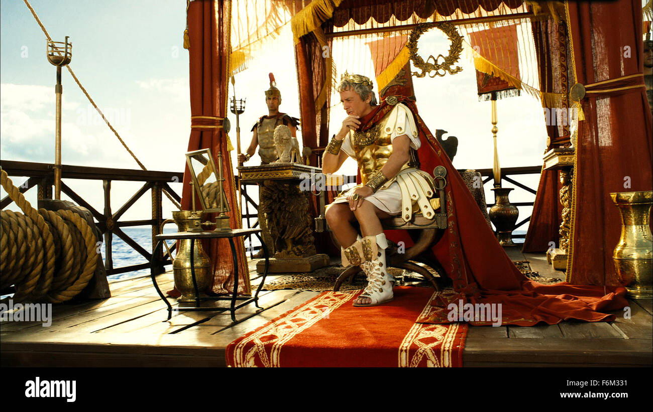 Datum der Freigabe: 1. Februar 2008. FILMTITEL: Asterix bei den Olympischen Spielen aka Asterix Aux Jeux Olympiques. STUDIO: Pathe Renn Productions. PLOT: Komödie über die ersten Olympischen Spiele in Rom. Im Bild: ALAIN DELON als Jules Cesar (Julius Caesar). Stockfoto