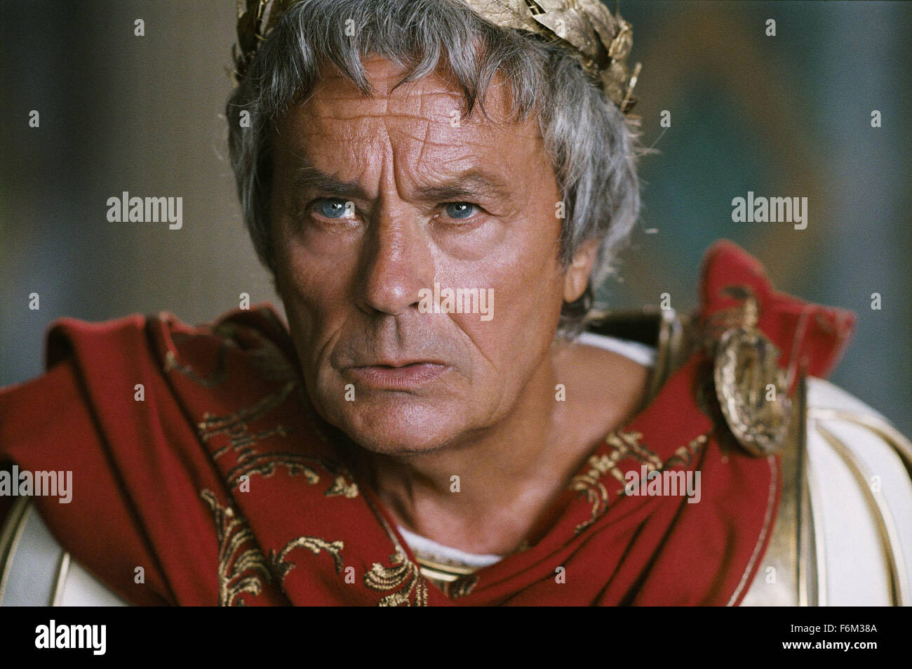 Datum der Freigabe: 1. Februar 2008. FILMTITEL: Asterix bei den Olympischen Spielen aka Asterix Aux Jeux Olympiques. STUDIO: Pathe Renn Productions. PLOT: Komödie über die ersten Olympischen Spiele in Rom. Im Bild: ALAIN DELON als Jules Cesar (Julius Caesar). Stockfoto