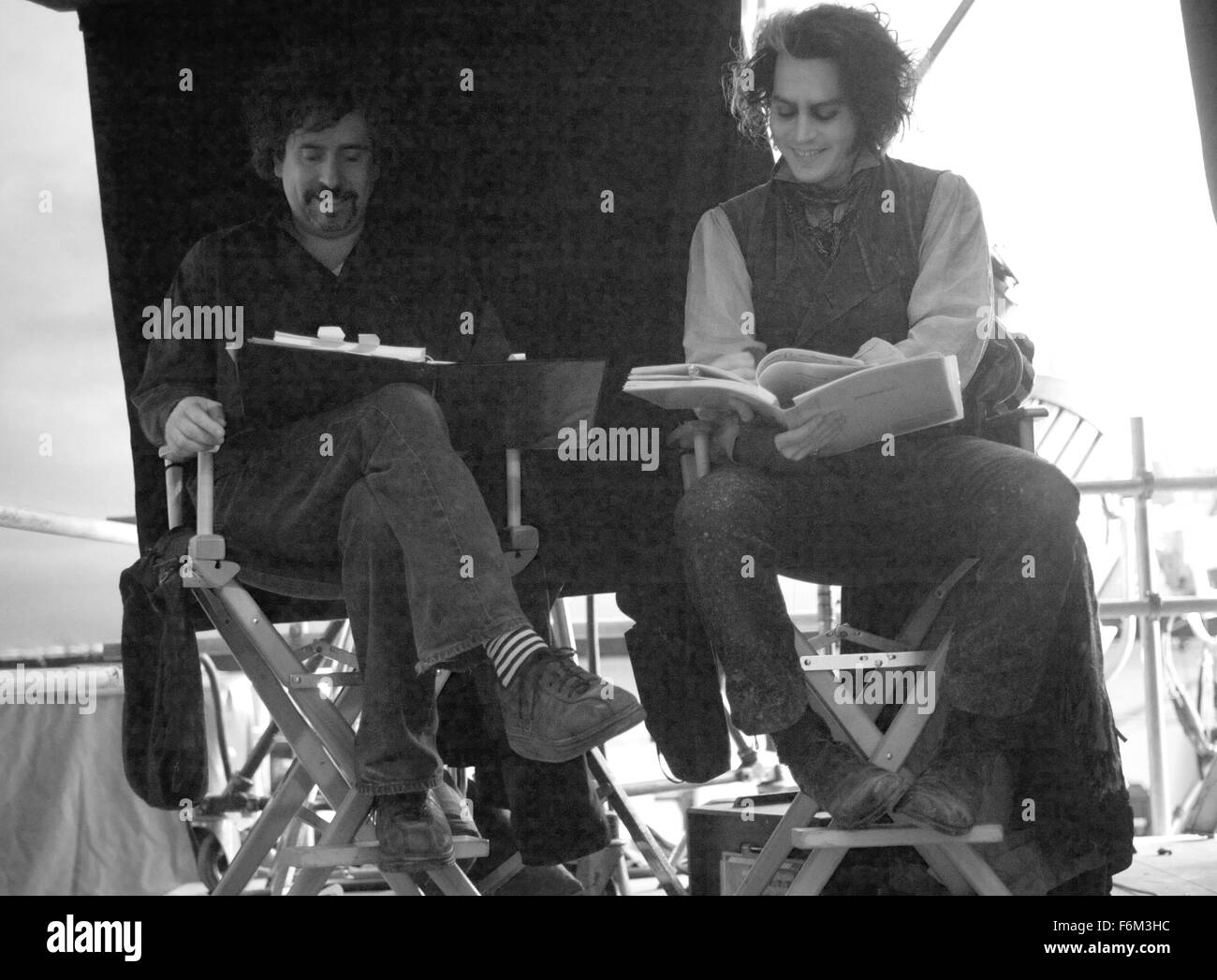 Datum der Freigabe: 21. Dezember 2007. FILMTITEL: Sweeney Todd: der teuflische Barbier aus der Fleet Street. STUDIO: DreamWorks. PLOT: Nach Zusendung entfernt von Richter Turpin, Sweeney Todd aka Benjamin Barker kehrt nach London zurück mit Hilfe eines Seemanns, Anthony Hope. Er öffnet einen Friseurladen über Mrs Lovett Fleisch Pie Shop, wo sie "den schlimmsten Pies in London" verkauft. Mit der Hilfe von Mrs Lovett Todd bedeutet, London der korrupte Aristokratie zu befreien, und hofft, mit seiner Tochter, Johanna, wieder vereint zu sein, die jetzt Richter Turpin Bezirk ist. Im Bild: Regisseur TIM BURTON, und Michael Jackson als Sweeney Todd. Stockfoto