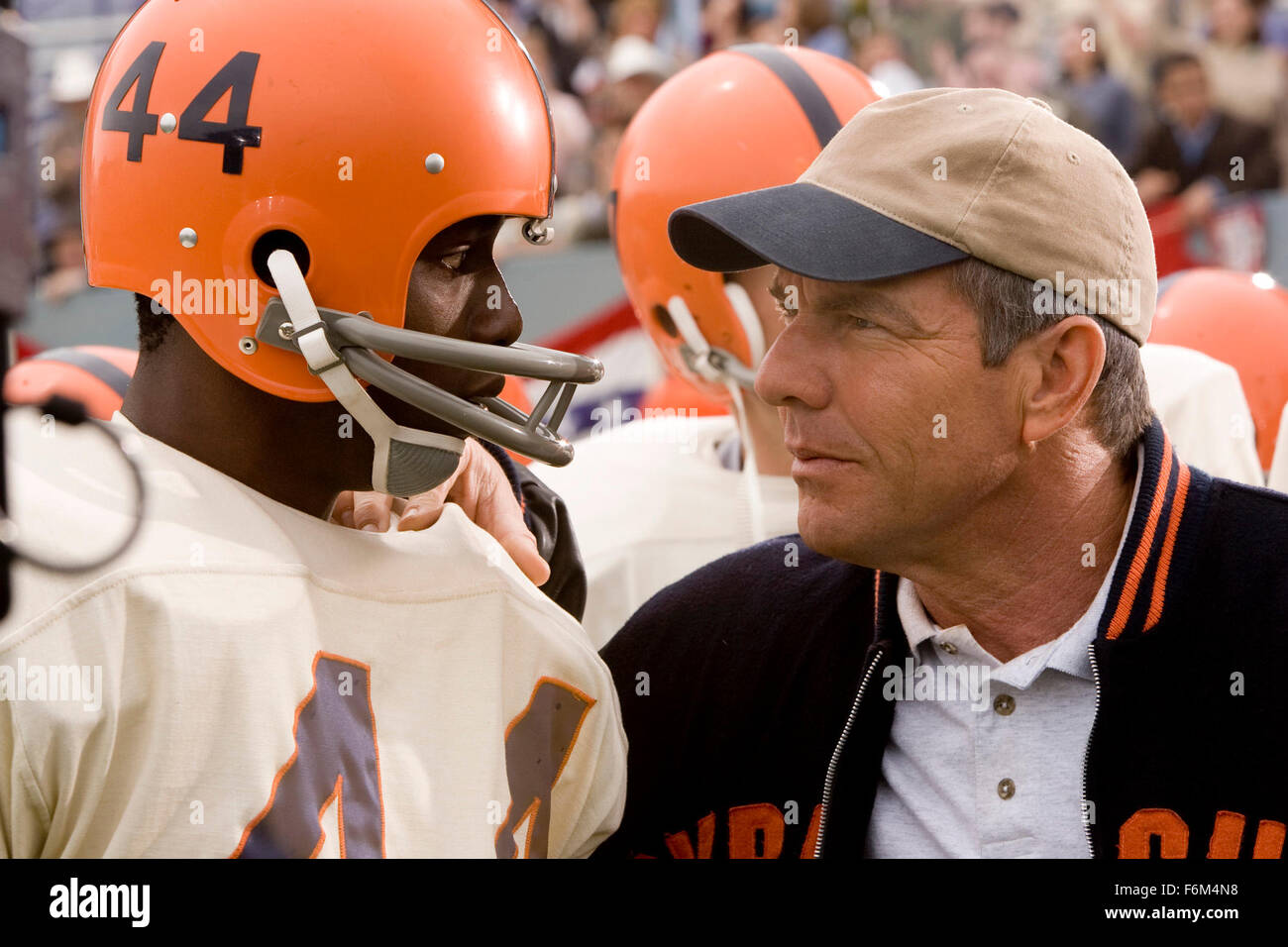 Datum der Freigabe: 10. Oktober 2008. FILMTITEL: Der Express. STUDIO: Universal Pictures. PLOT: Die Lebensgeschichte Ernie Davis, der erste schwarze Spieler gewinnt die Heisman Trophy, dessen NFL-Karriere durch Leukämie verkürzt wurde. Im Bild: DENNIS QUAID als Trainer Ben Schwartzwalder ROB braun wie Ernie Davis. Stockfoto