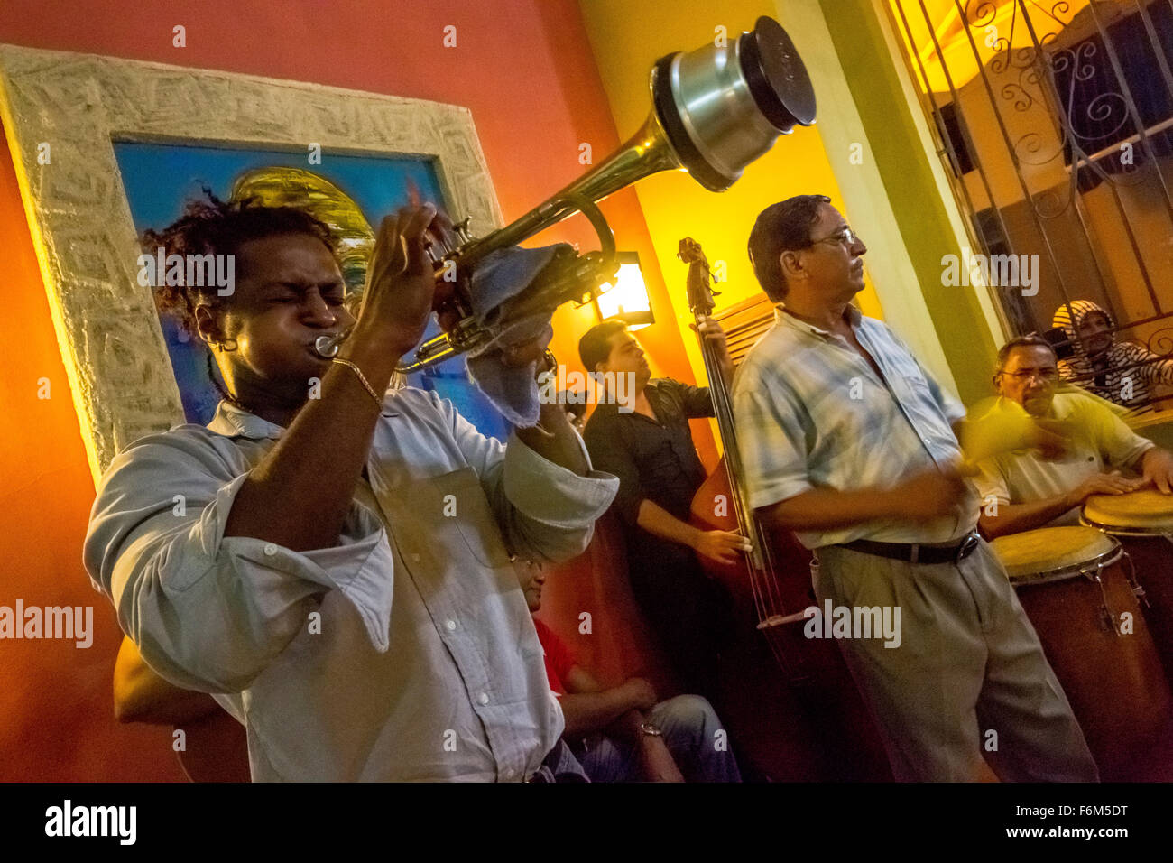 Musiker in eines der vielen Musikbars und Restaurants von Havanna Musik, Trompeter mit Dämpfer erfolgt in einer Bar, Kuba, Stockfoto