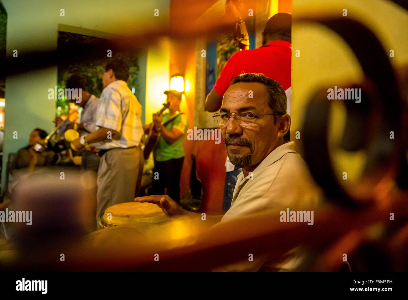 Musiker in eines der vielen Musikbars und Restaurants von Havanna Musik, Trompeter mit Dämpfer erfolgt in einer Bar, Kuba, Stockfoto