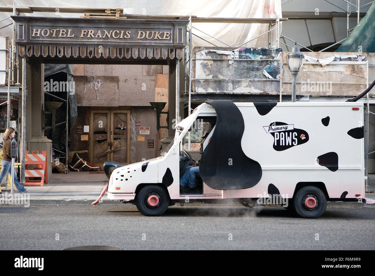 Datum der Freigabe: 16. Januar 2009. FILMTITEL: Hundehotel. STUDIO: DreamWorks SKG. PLOT: Zwei Kinder heimlich in neun streunende Hunde in einem leeren Haus statt. Bild: Filmszene. Stockfoto