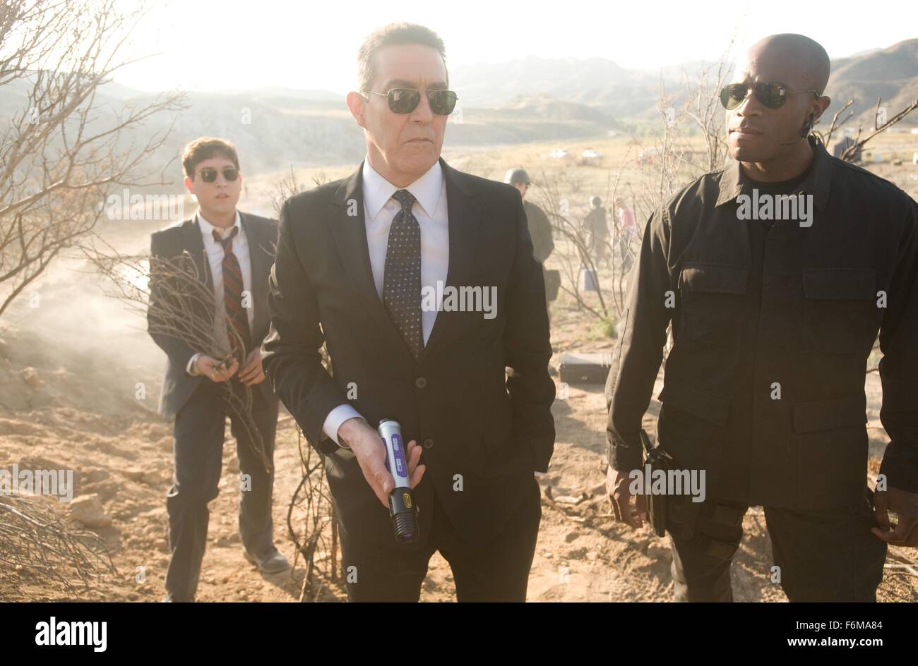 Datum der Freigabe: 13. März 2009. Titel: Race to Witch Mountain. STUDIO: Walt Disney Pictures. PLOT: Eine UFO Experte wirbt die Hilfe von Taxifahrer, zwei Geschwister mit paranormale Kräfte aus den Fängen einer Organisation zu schützen, die die Kinder für ihre schändlichen Pläne verwenden möchte. Im Bild: CHRIS MARQUETTE als Pop mit CIARAN HINDS als Henry Burke und BILLY BROWN als Carson. Stockfoto