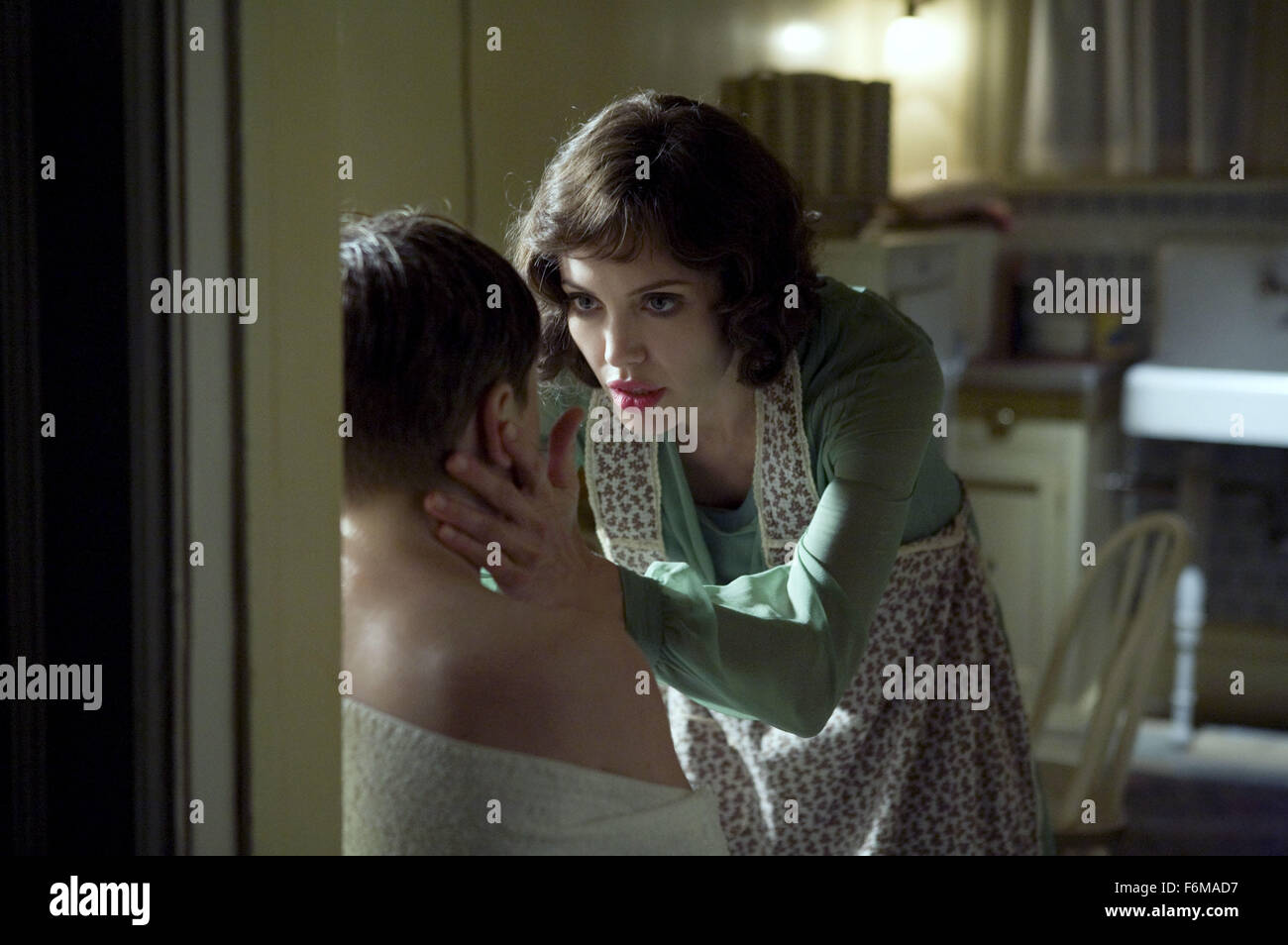 Datum der Freigabe: November, 2008. FILMTITEL: Wechselbalg. STUDIO: Universal Pictures. PLOT: Christine Collins Gebete sind erfüllt, wenn ihr entführten Sohn zurückgegeben wird. Aber inmitten der Raserei der Fototermin Reunion, sie merkt, dass dieses Kind nicht Ihre ist. Gerichteten korrupte Polizei und eine skeptische Öffentlichkeit, jagt sie verzweifelt nach Antworten, nur durch eine Wahrheit konfrontiert zu werden, die sie für immer verändern wird. Im Bild: ANGELINA JOLIE als Christine Colli und DEVON CONTI als Arthur Hutchins Stockfoto