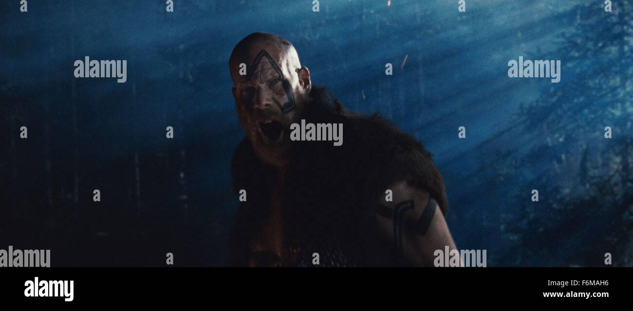 Erscheinungsdatum: 23. Januar 2009. FILMTITEL: Outlander. STUDIO: The Weinstein Company. PLOT: Während der Herrschaft von den Wikingern, Kainan (Caviezel), ein Mann aus einer fernen Welt, Absturz auf der Erde landet, brachte ein alien Predator bekannt als die Moorwen. Obwohl Mann und Monster Rache für Gewalttaten gegen sie suchen, führt Kainan die Allianz, die Moorwen durch verschmelzen seine fortschrittliche Technologie mit der Viking Eisenzeit Waffen zu töten. Im Bild: JAMES CAVIEZEL als Kainan. Stockfoto