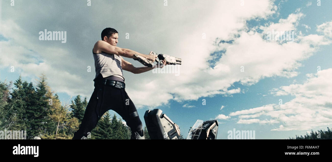 Erscheinungsdatum: 23. Januar 2009. FILMTITEL: Outlander. STUDIO: The Weinstein Company. PLOT: Während der Herrschaft von den Wikingern, Kainan (Caviezel), ein Mann aus einer fernen Welt, Absturz auf der Erde landet, brachte ein alien Predator bekannt als die Moorwen. Obwohl Mann und Monster Rache für Gewalttaten gegen sie suchen, führt Kainan die Allianz, die Moorwen durch verschmelzen seine fortschrittliche Technologie mit der Viking Eisenzeit Waffen zu töten. Im Bild: JAMES CAVIEZEL als Kainan. Stockfoto